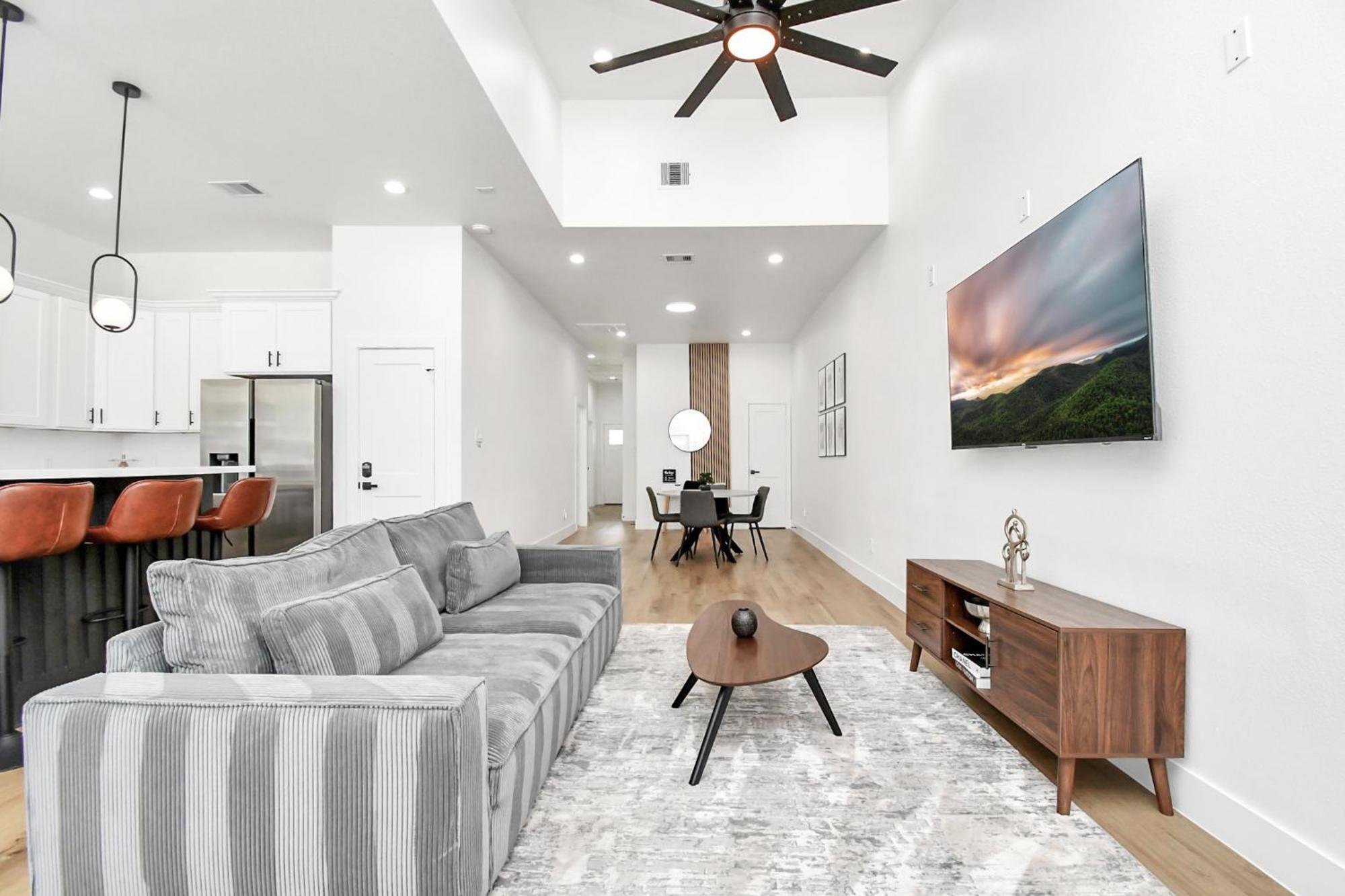 2 Homes Sleeps 18 Near Downtown Fully Gated With Parking
