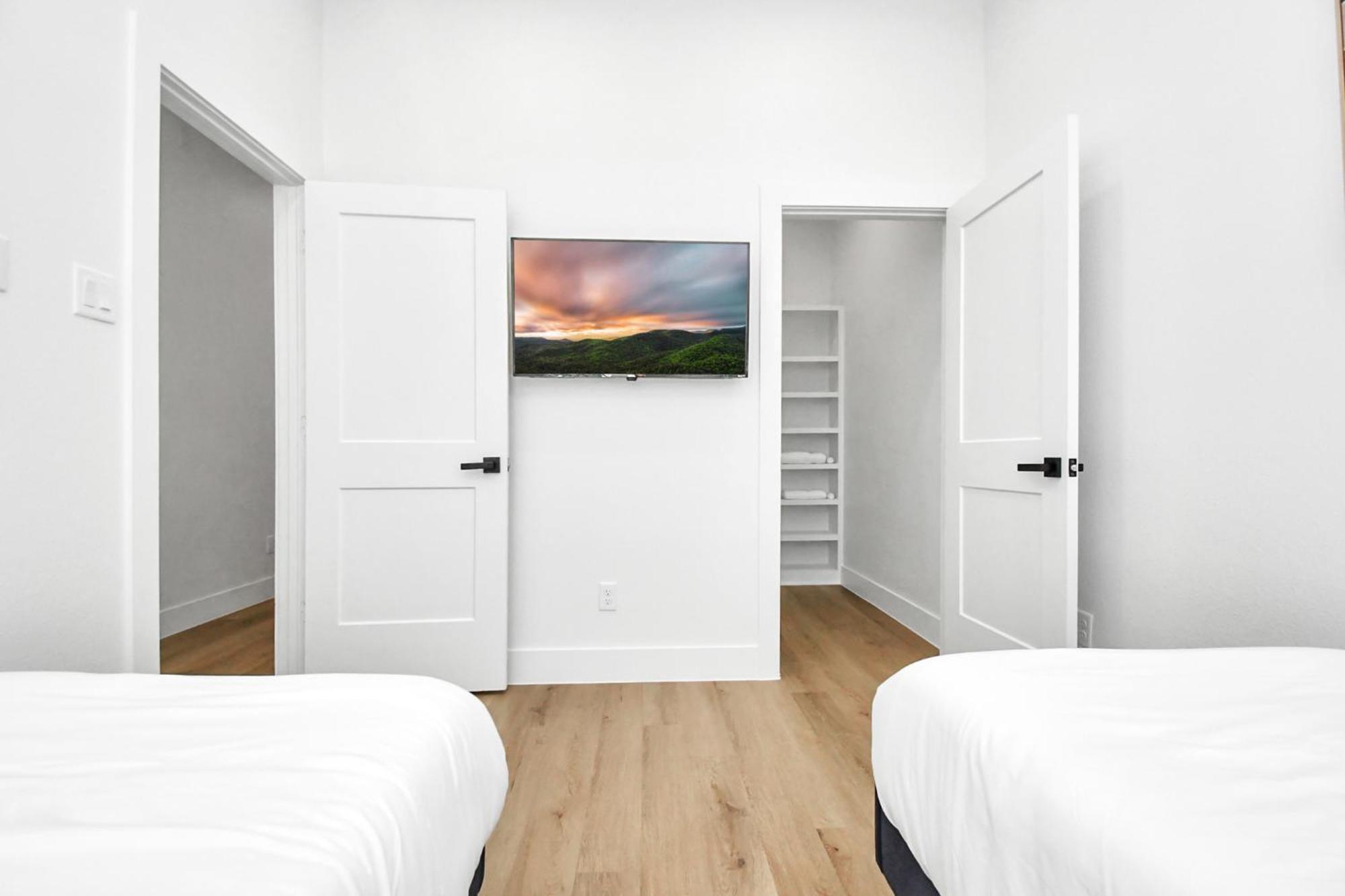 2 Homes Sleeps 18 Near Downtown Fully Gated With Parking Holiday home