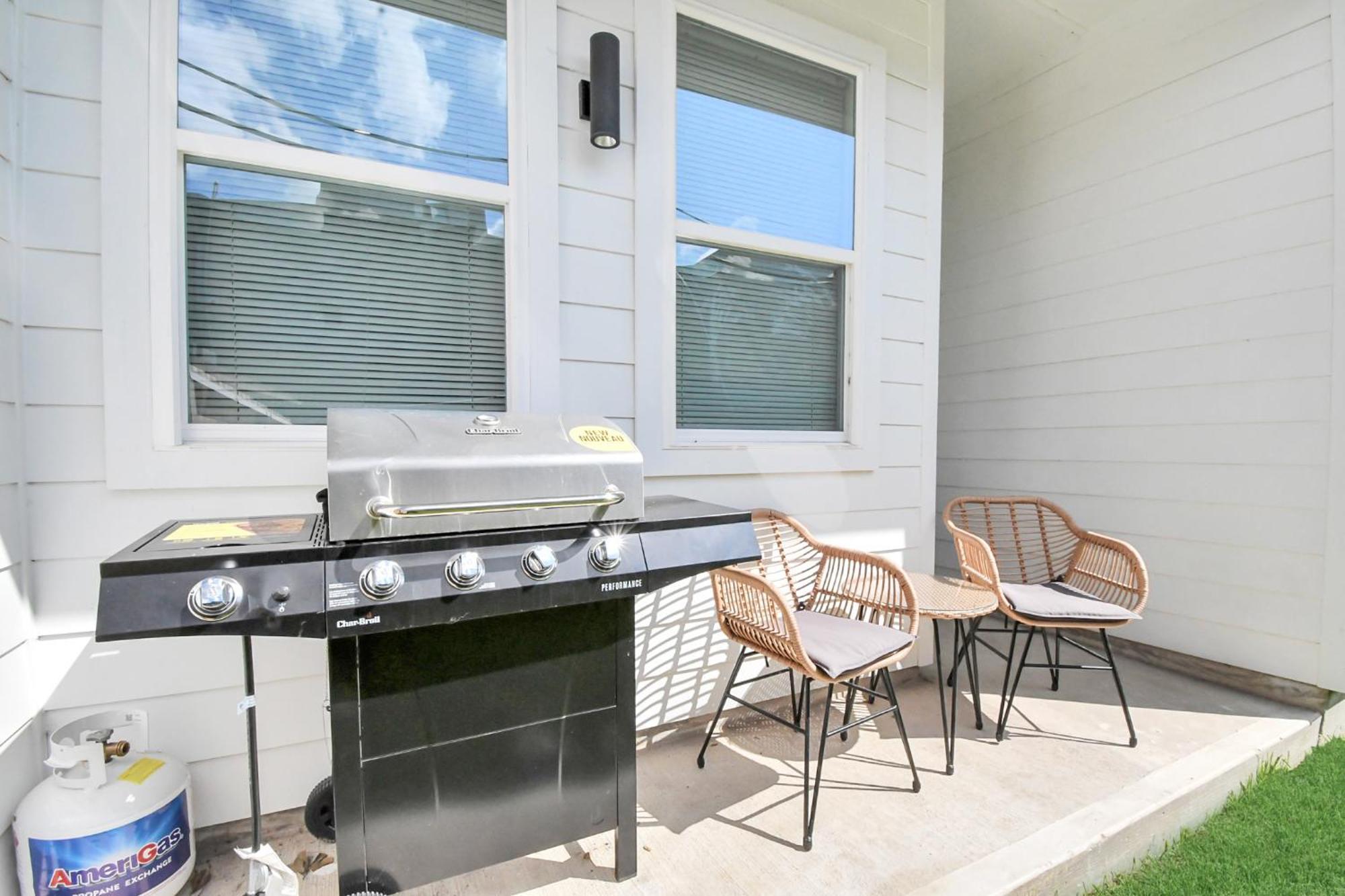 2 Homes Sleeps 18 Near Downtown Fully Gated With Parking Holiday home Houston