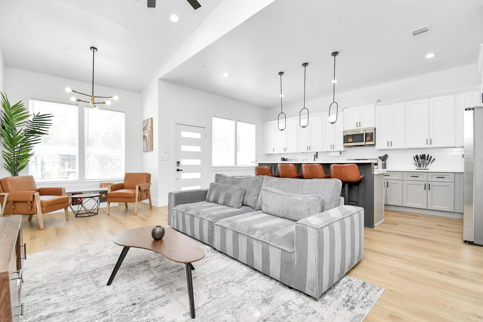 2 Homes Sleeps 18 Near Downtown Fully Gated With Parking *