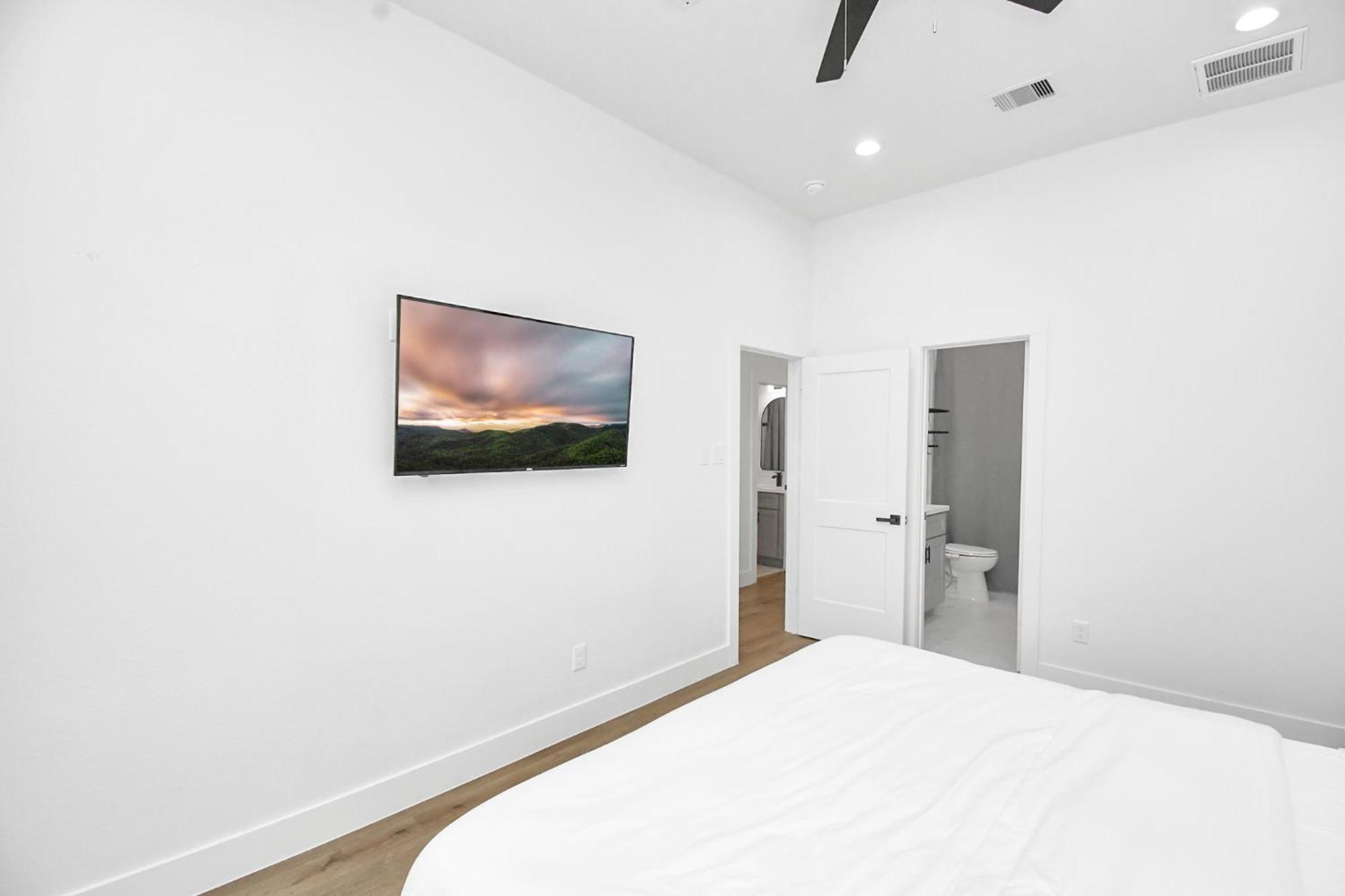 2 Homes Sleeps 18 Near Downtown Fully Gated With Parking Holiday home