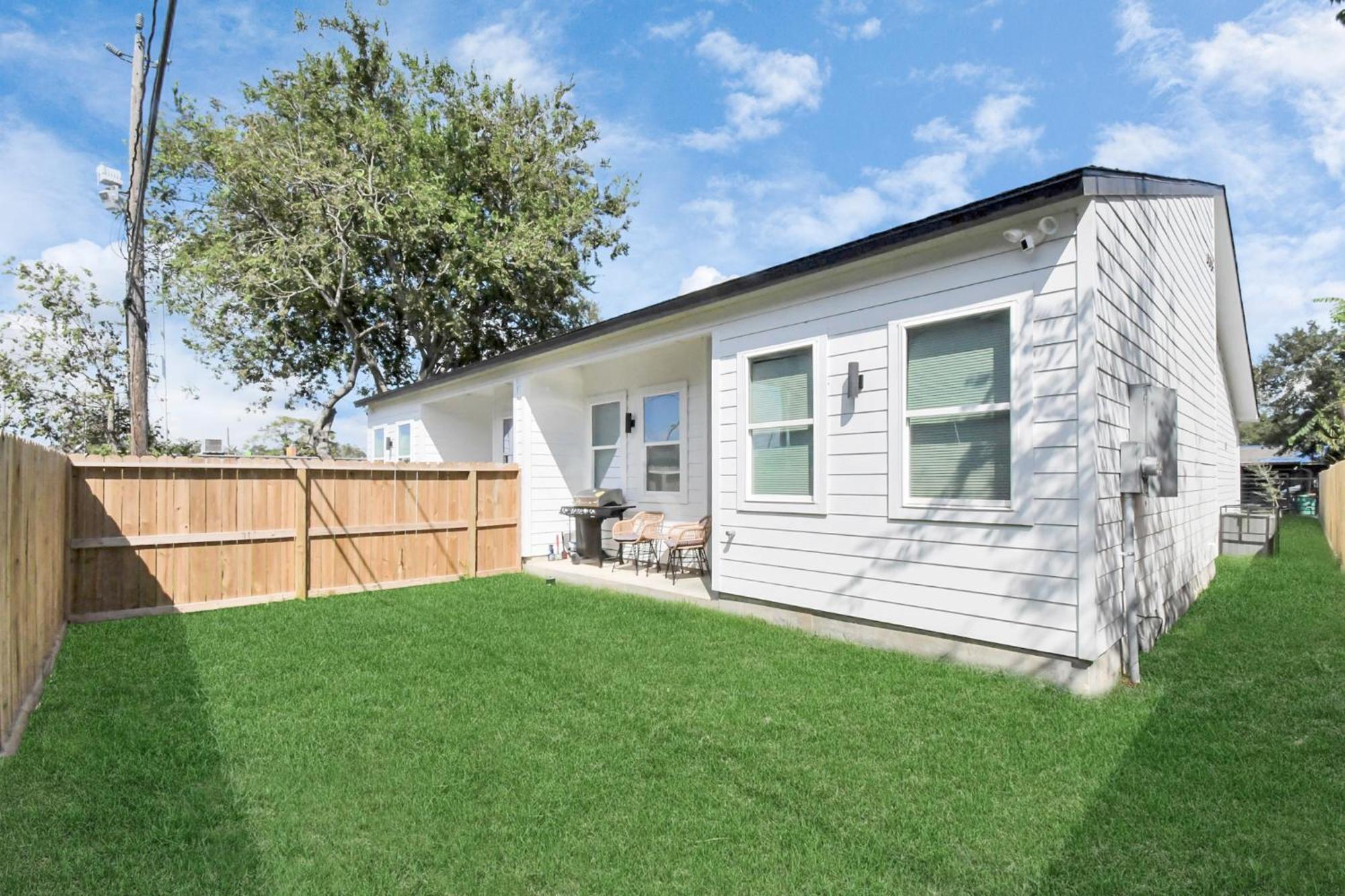 2 Homes Sleeps 18 Near Downtown Fully Gated With Parking Holiday home Houston