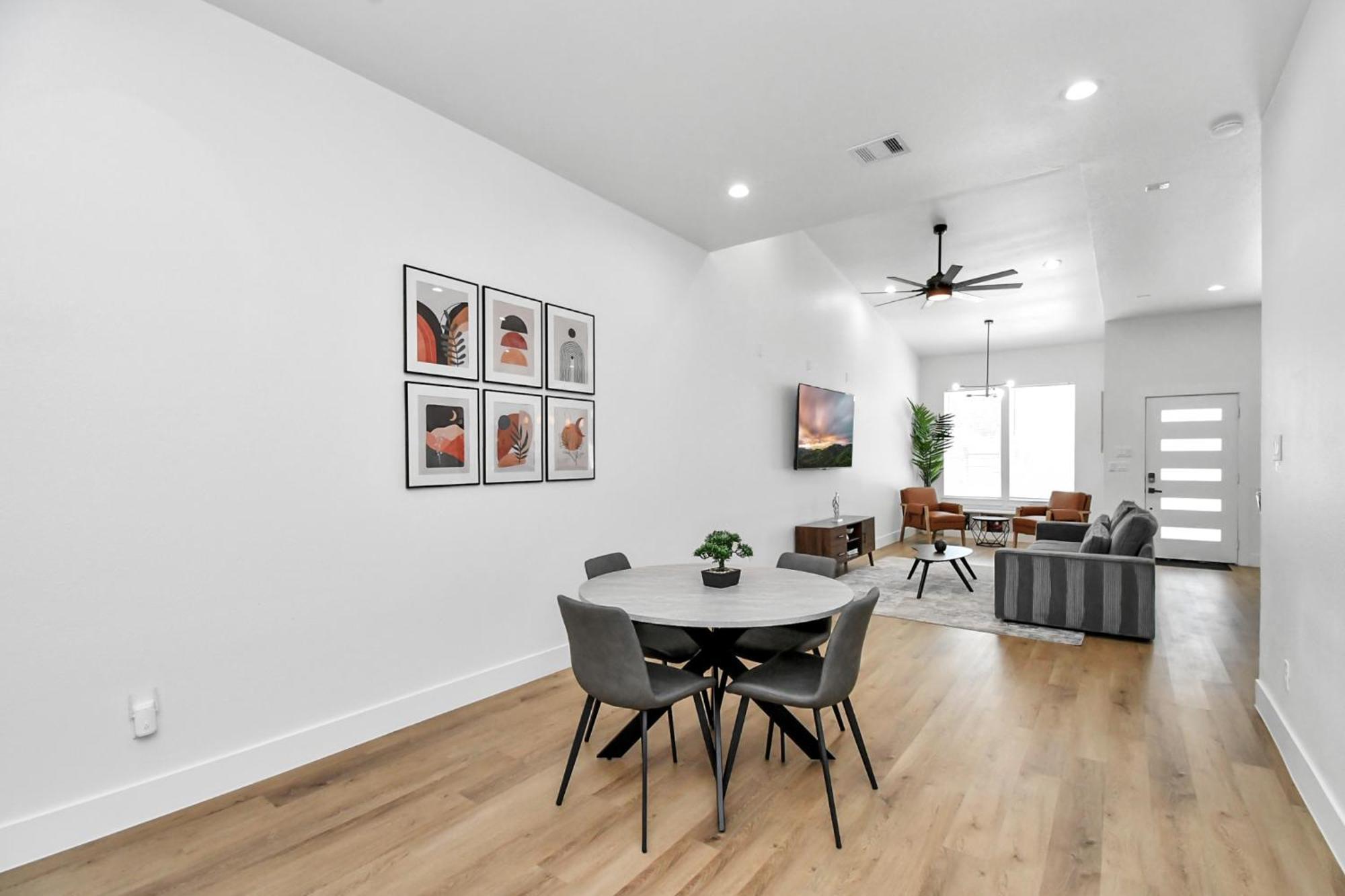 2 Homes Sleeps 18 Near Downtown Fully Gated With Parking