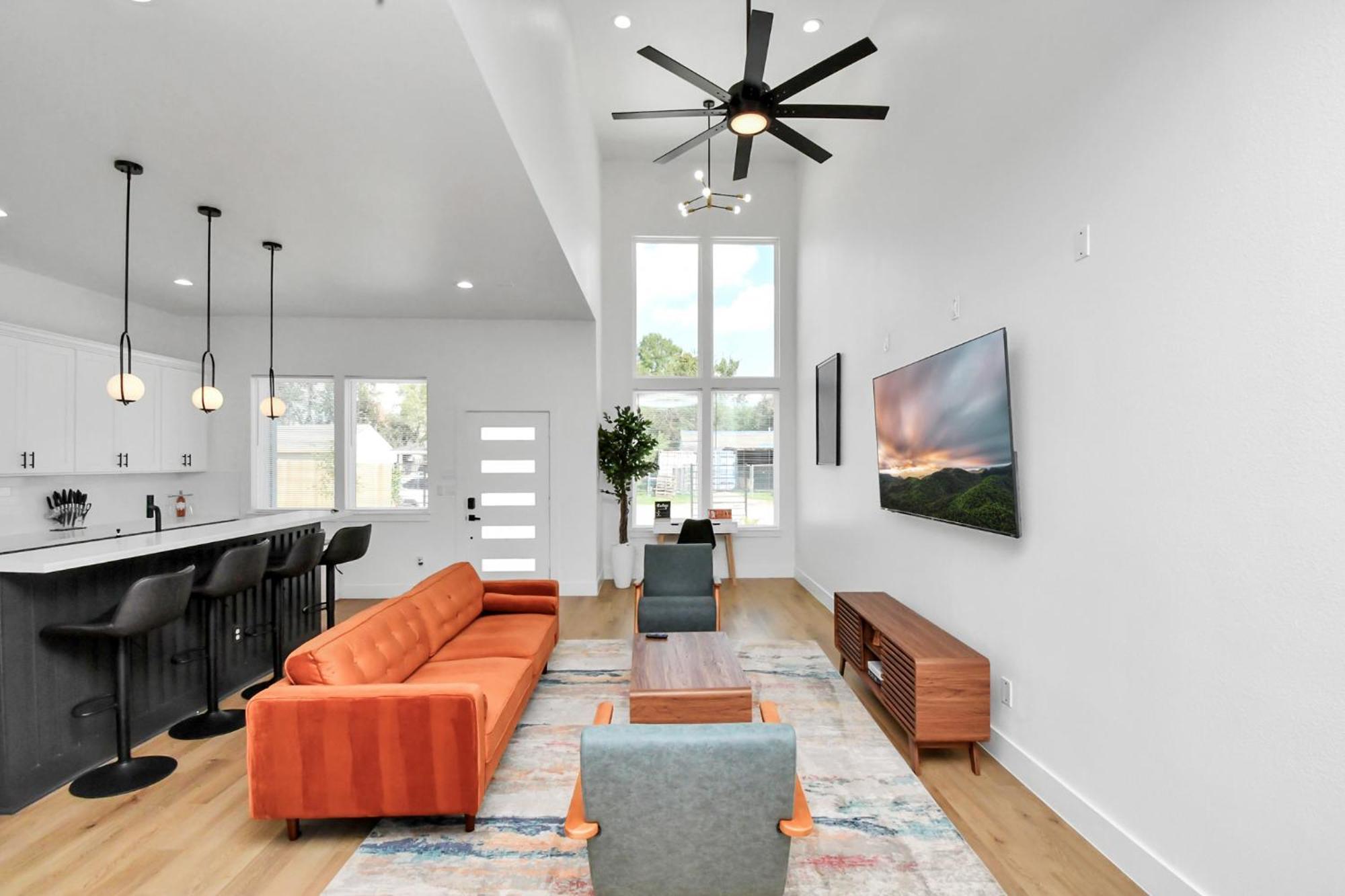 2 Homes Sleeps 18 Near Downtown Fully Gated With Parking Holiday home