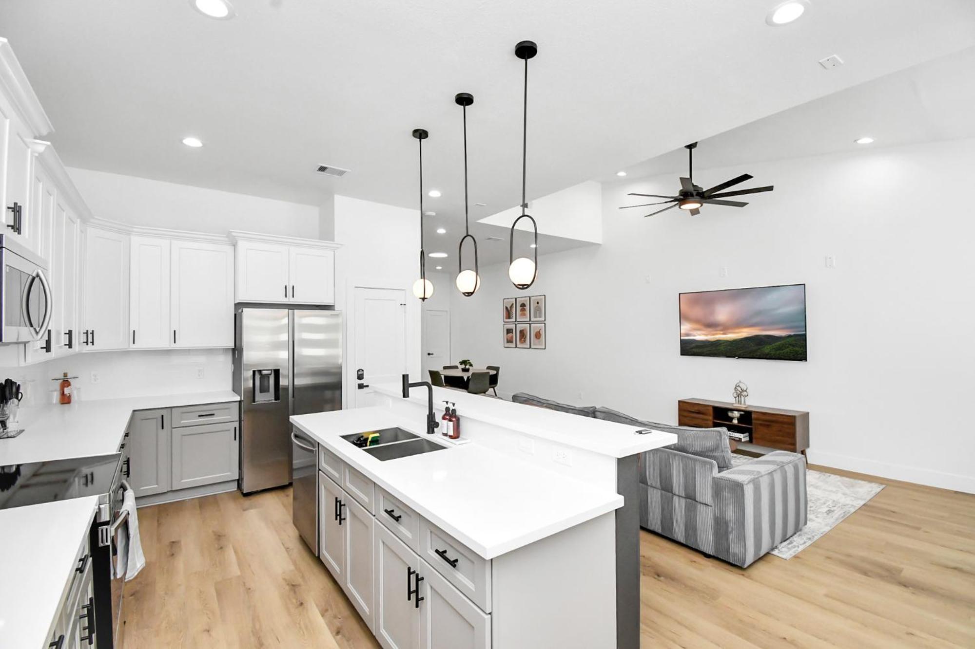 2 Homes Sleeps 18 Near Downtown Fully Gated With Parking Holiday home *