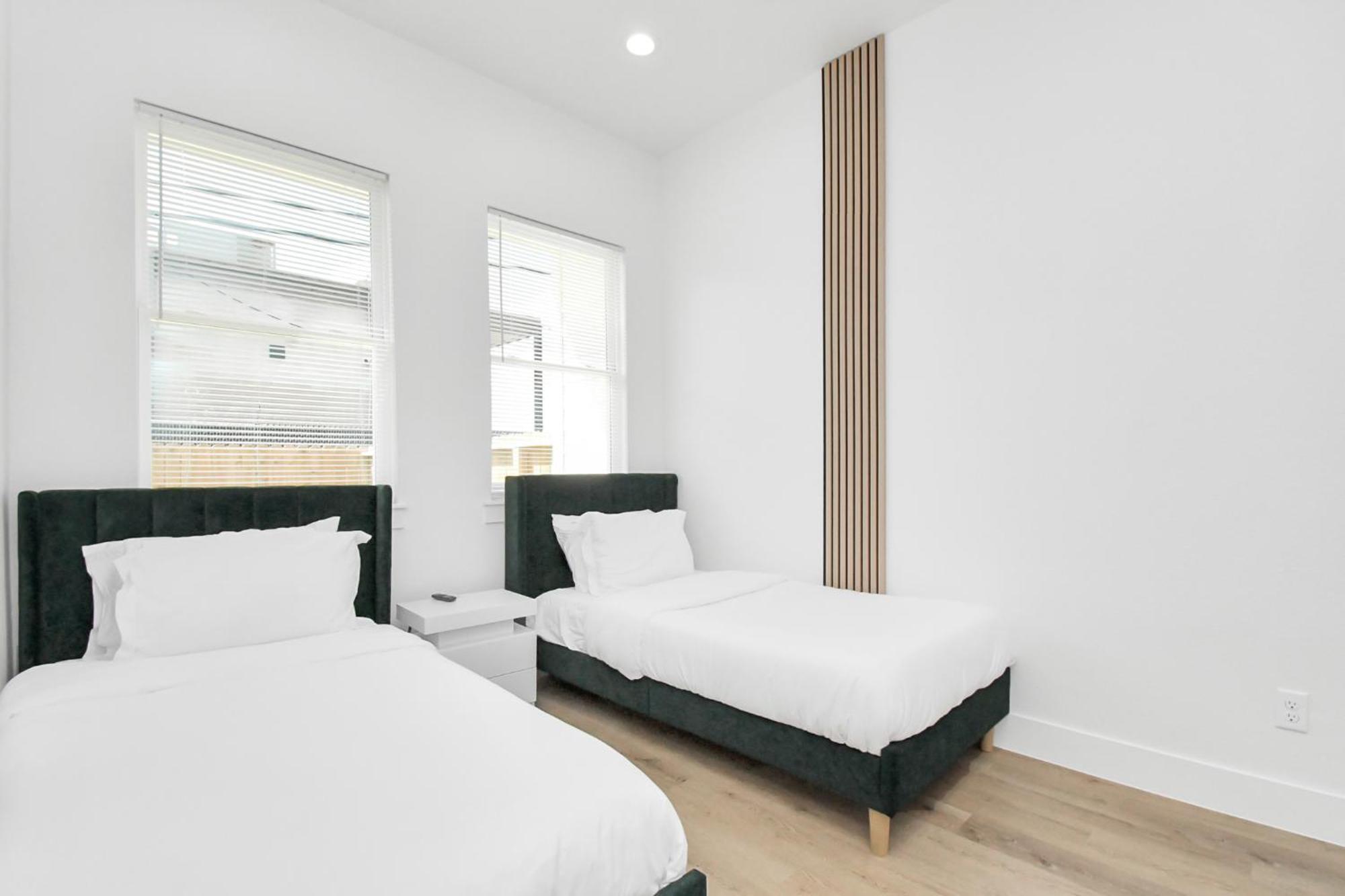 Holiday home 2 Homes Sleeps 18 Near Downtown Fully Gated With Parking *