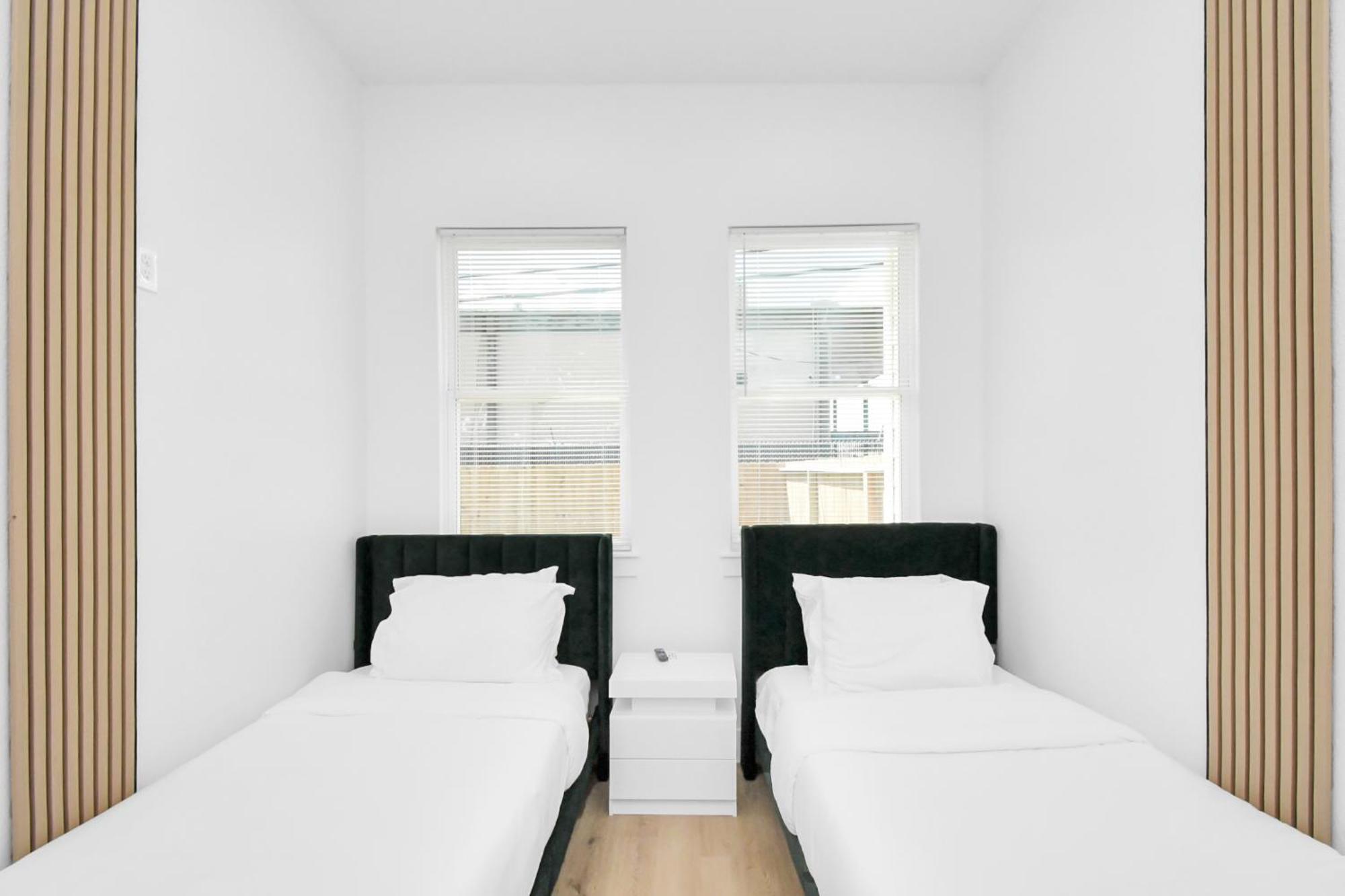 2 Homes Sleeps 18 Near Downtown Fully Gated With Parking *