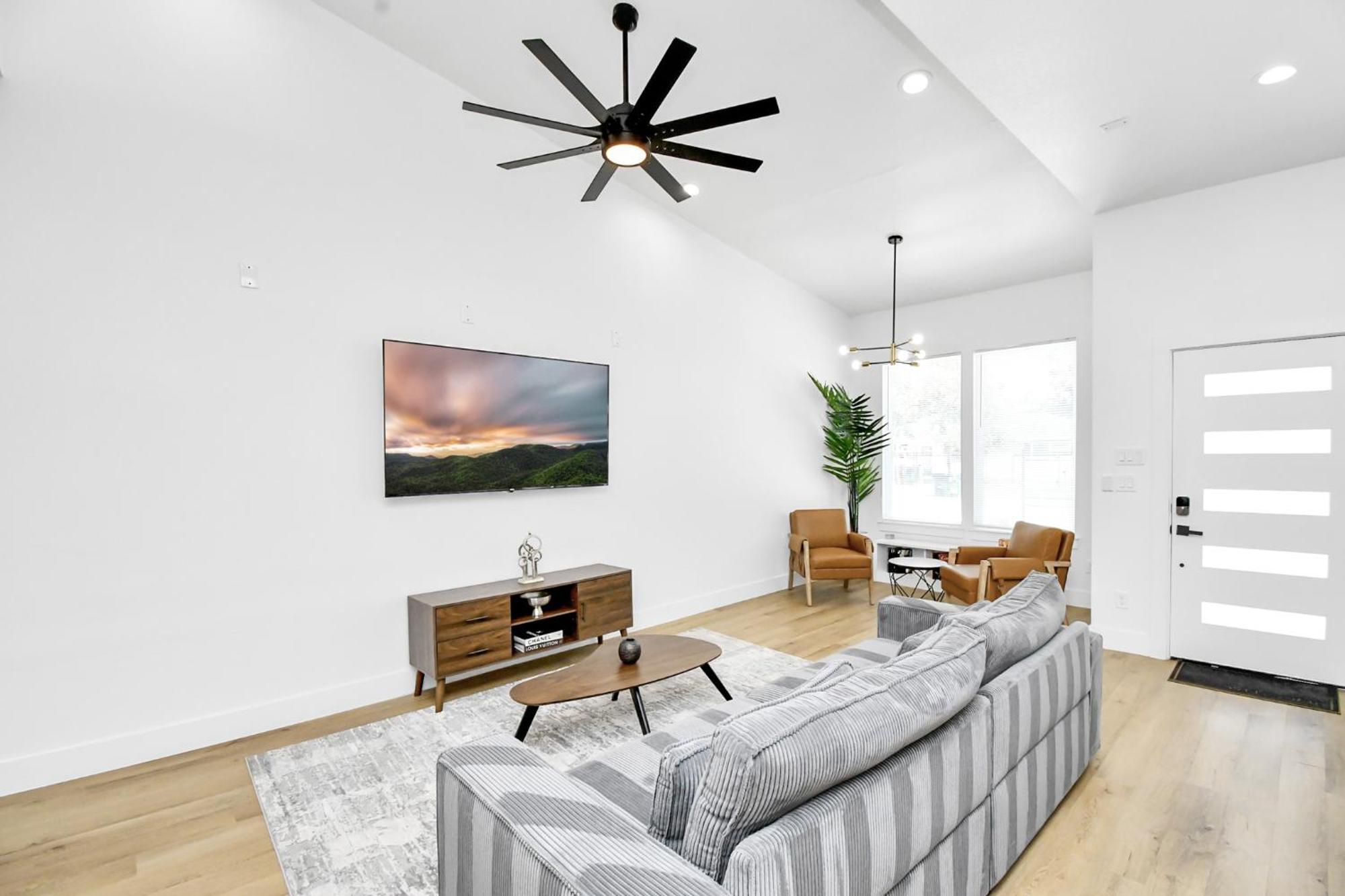 2 Homes Sleeps 18 Near Downtown Fully Gated With Parking Holiday home Houston