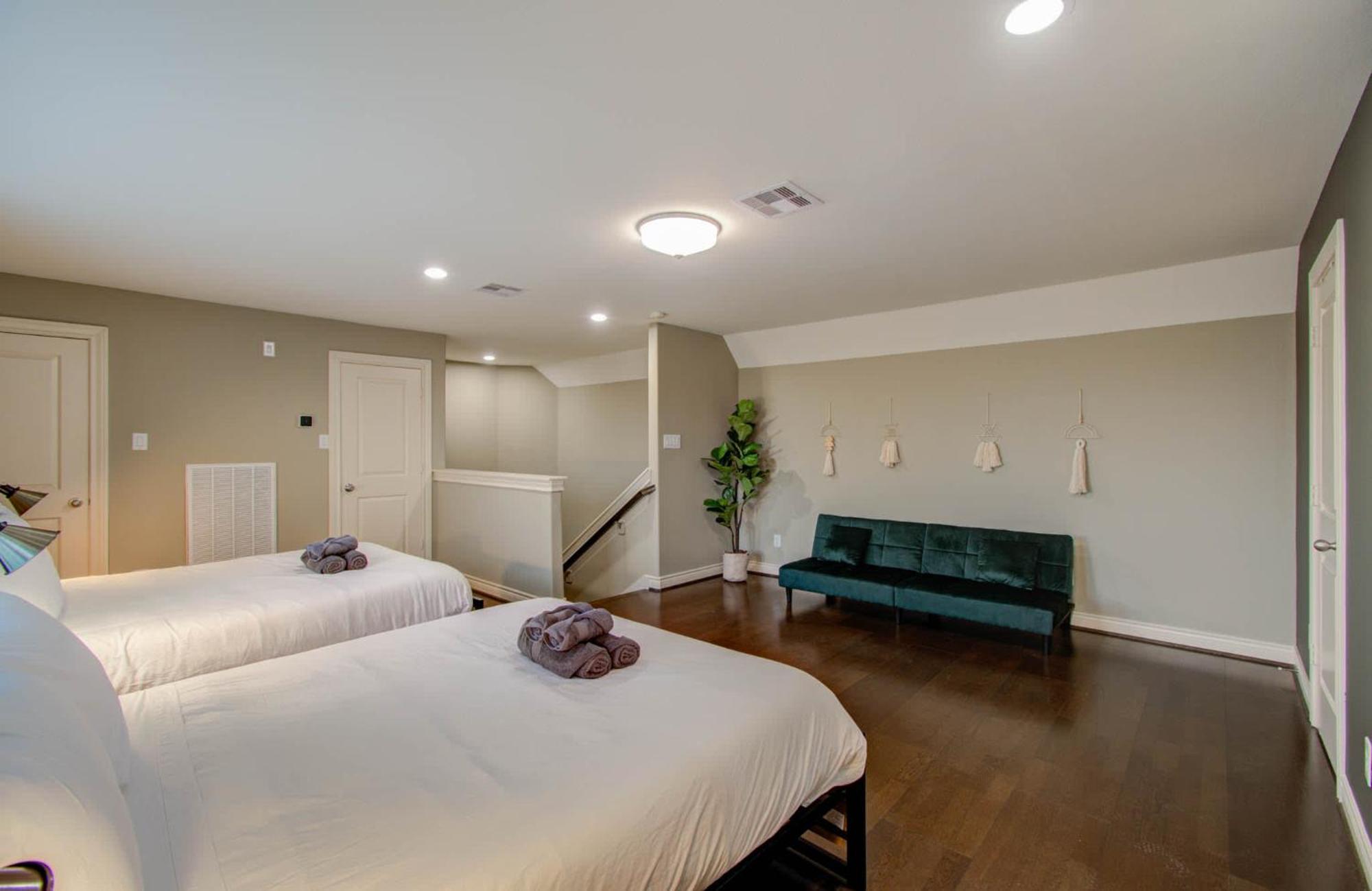Chic & 3-bd Townhouse Mins To Dt Holiday home Houston