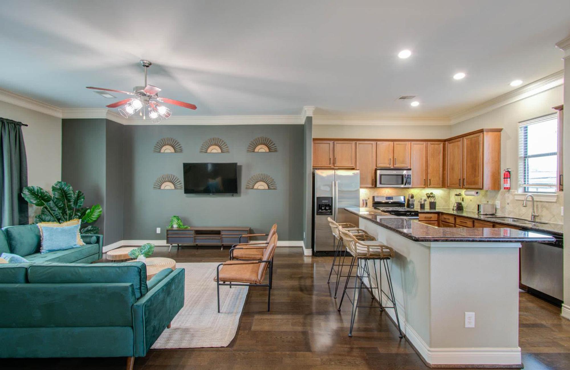 Chic & 3-bd Townhouse Mins To Dt Holiday home