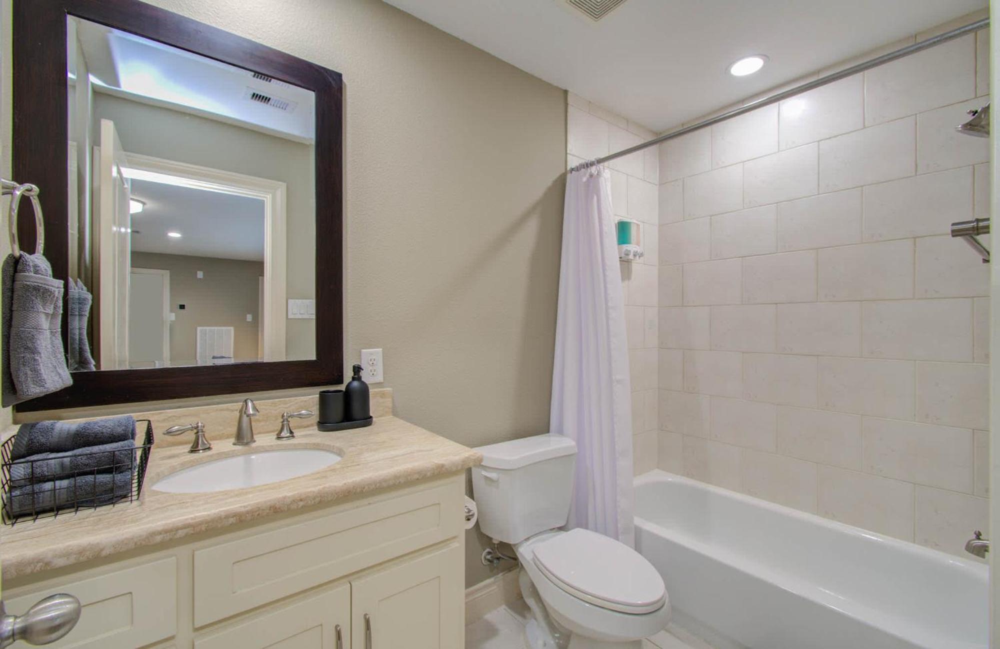 Chic & 3-bd Townhouse Mins To Dt Holiday home *