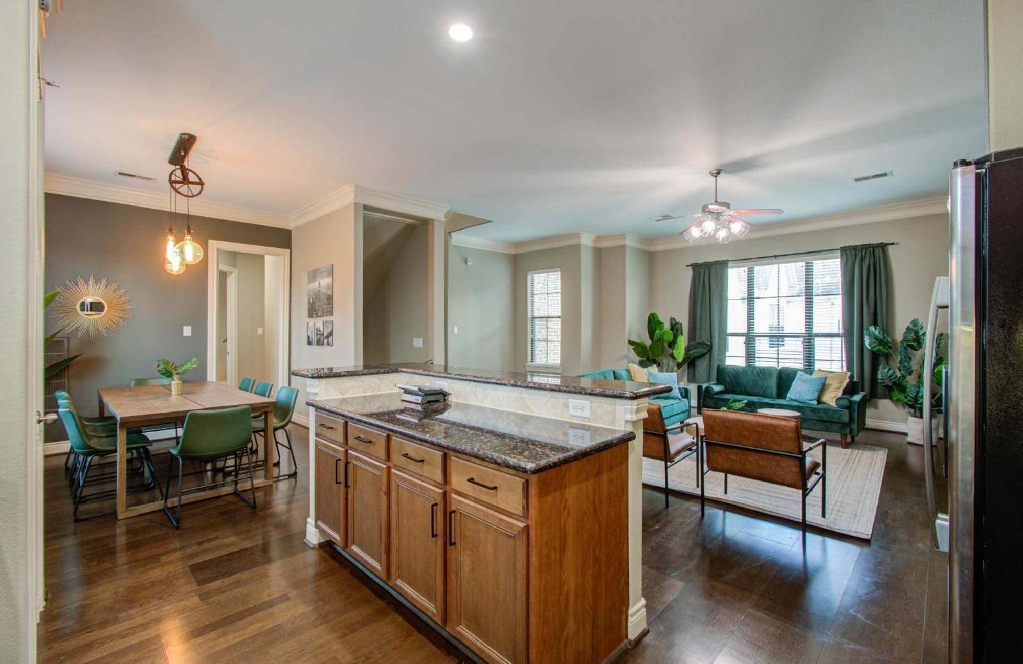 Chic & 3-bd Townhouse Mins To Dt Holiday home Houston