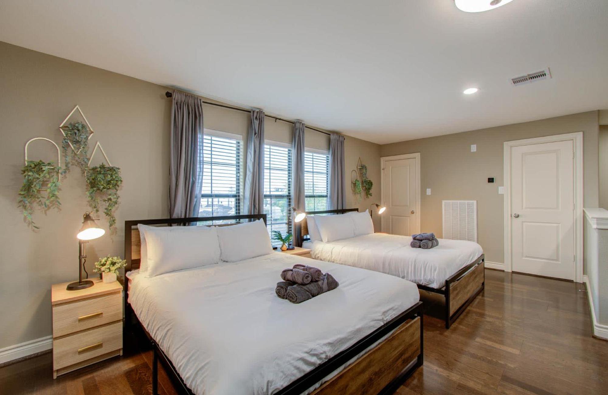 Chic & 3-bd Townhouse Mins To Dt *