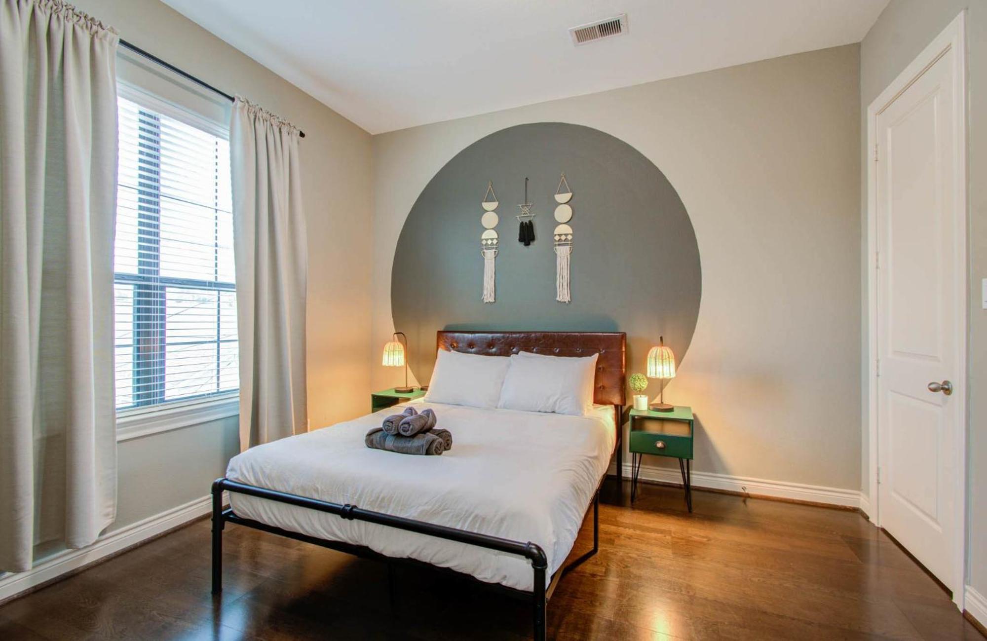 Chic & 3-bd Townhouse Mins To Dt Holiday home *