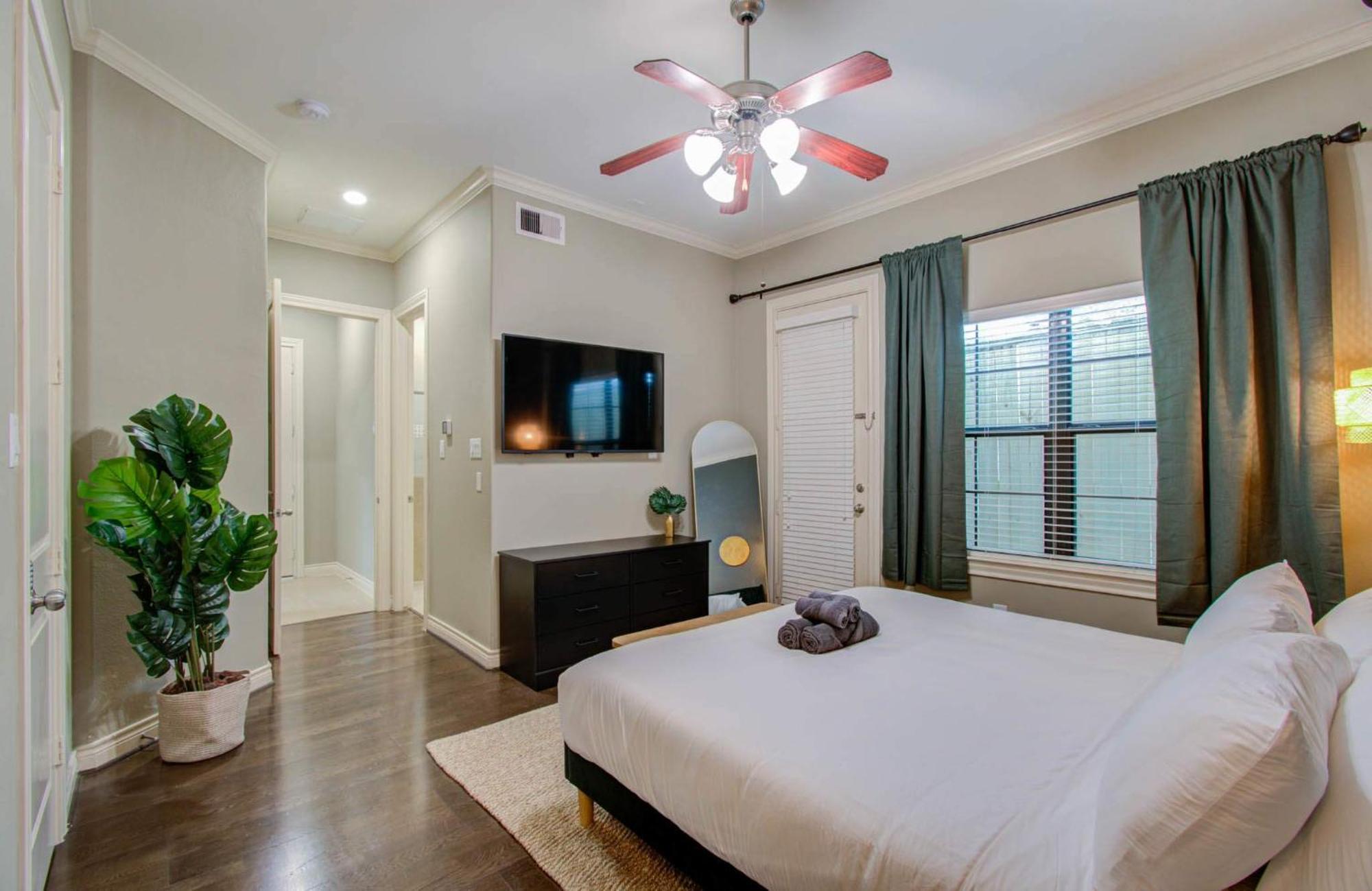 Chic & 3-bd Townhouse Mins To Dt *