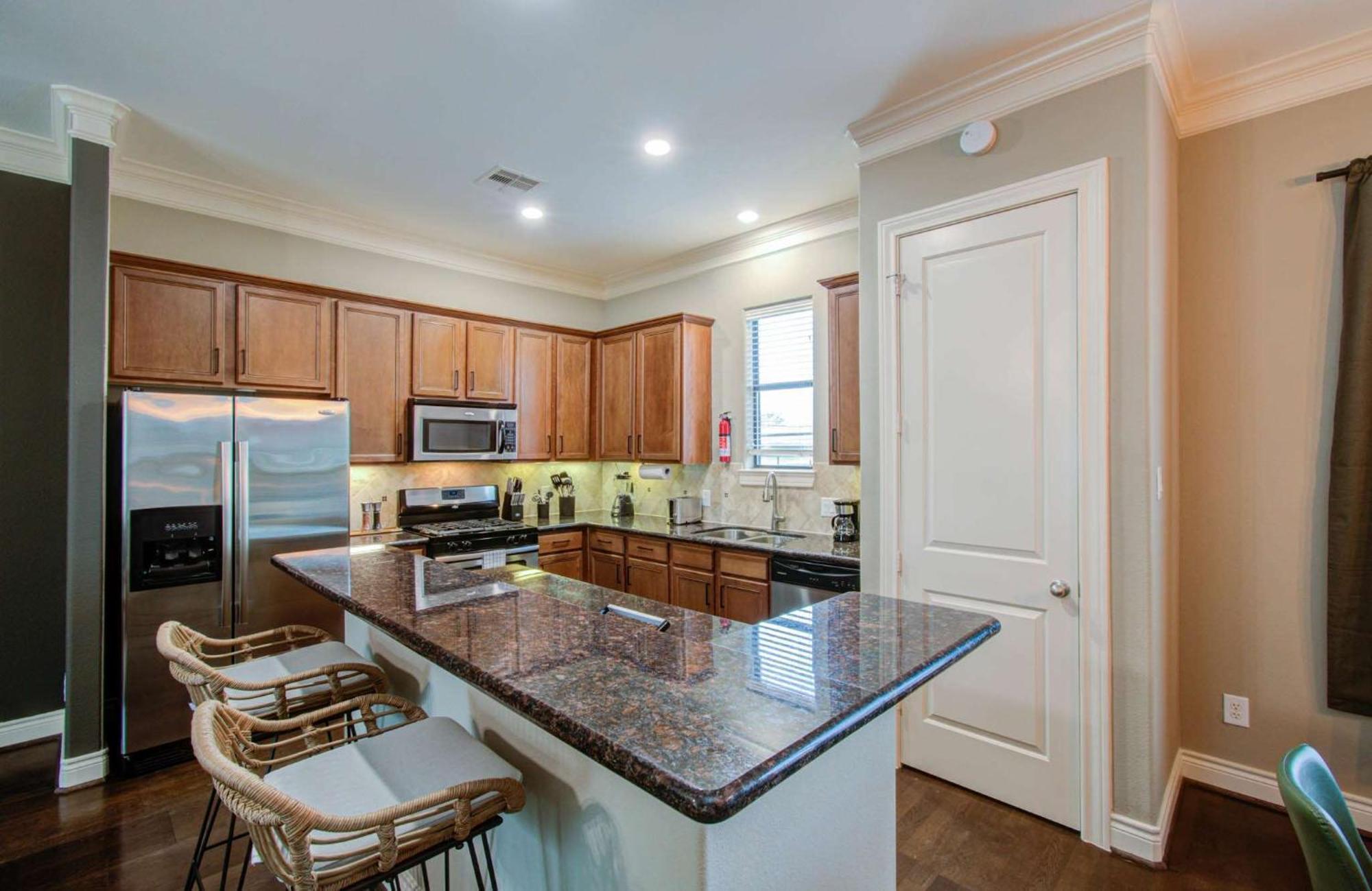 Chic & 3-bd Townhouse Mins To Dt