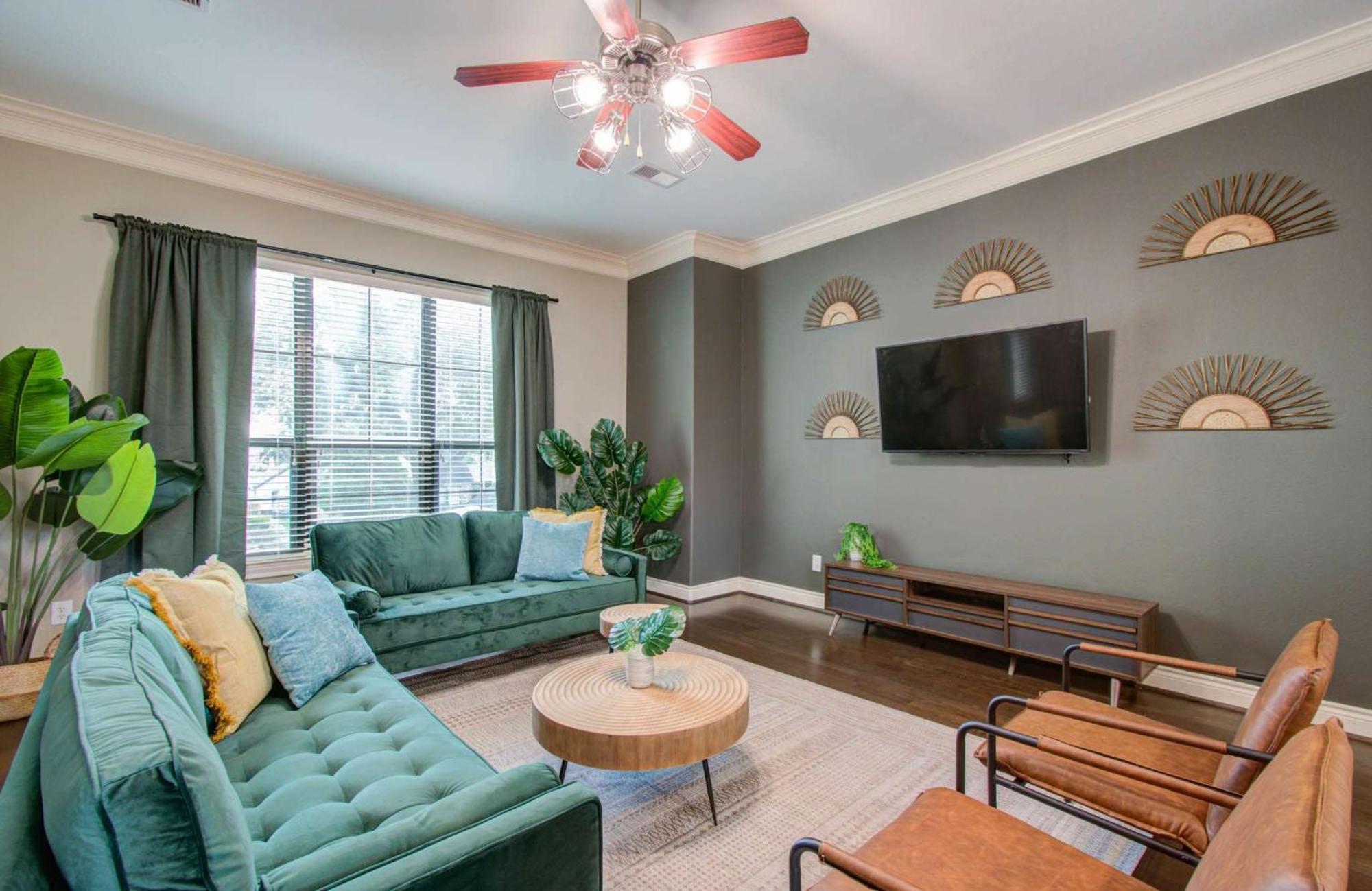 Chic & 3-bd Townhouse Mins To Dt *