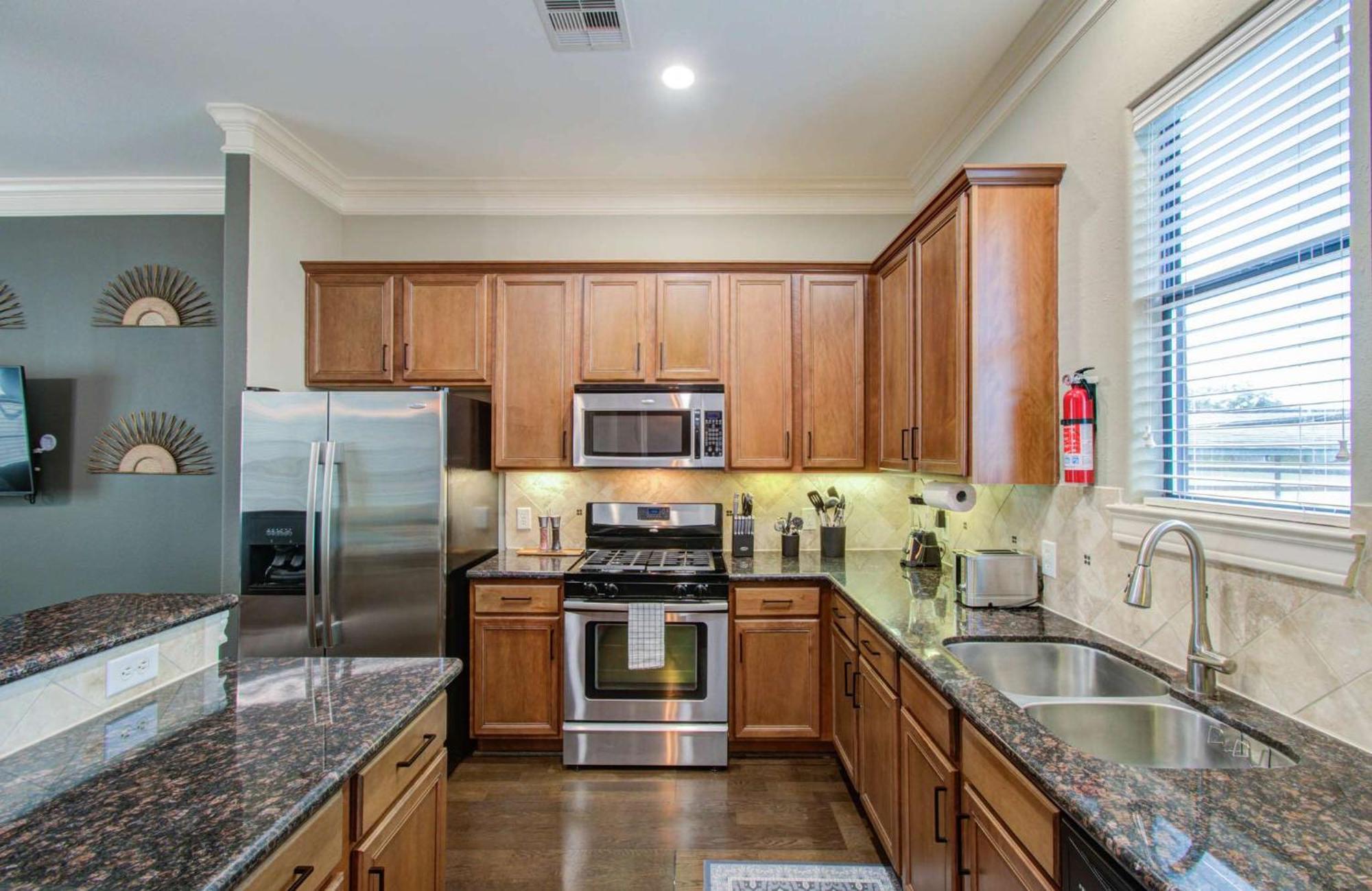 Chic & 3-bd Townhouse Mins To Dt