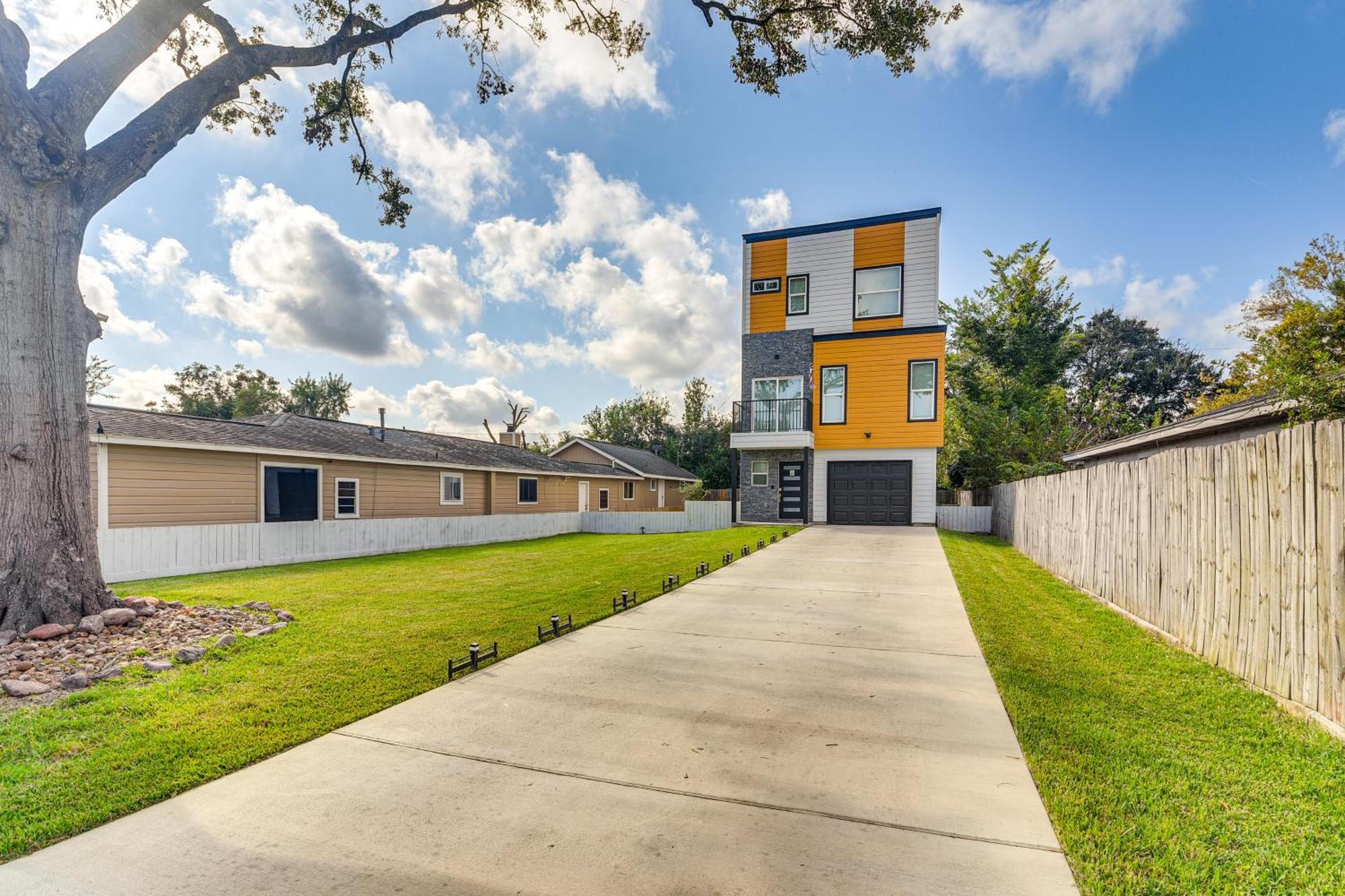 South Townhome With Patio And Gas Grill!