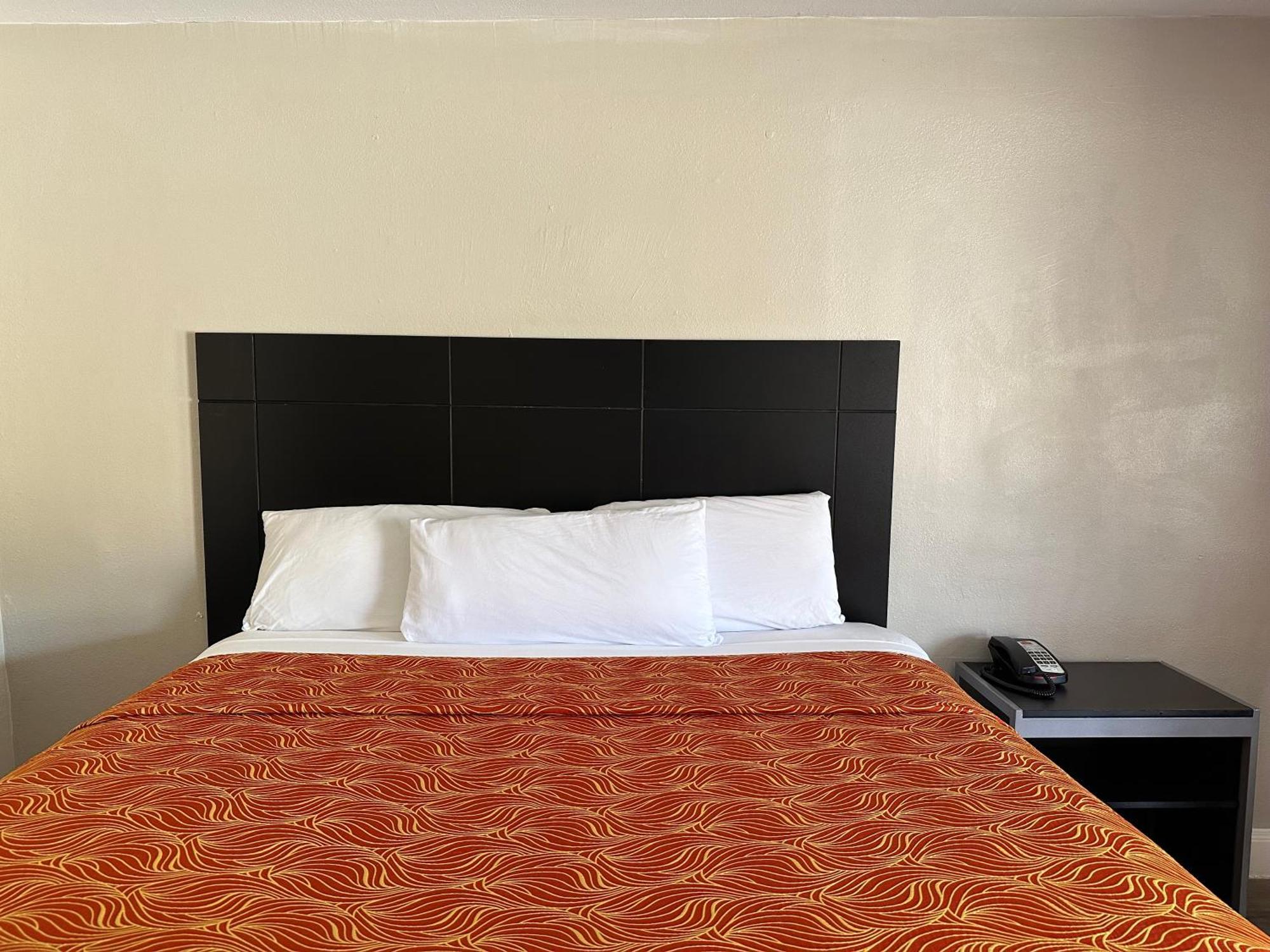 Palace I-45 & Bellfort Hotel 2*