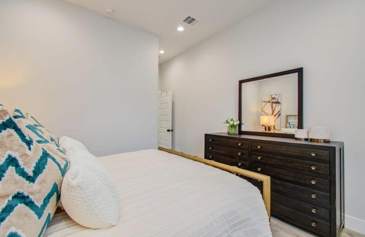 Heart Of - Modern 3bd Open-concept