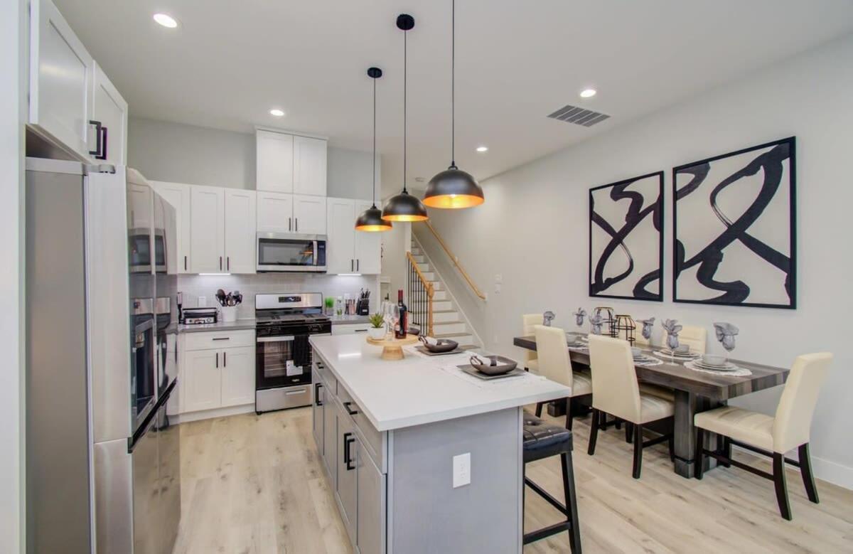 Heart Of - Modern 3bd Open-concept Holiday home *