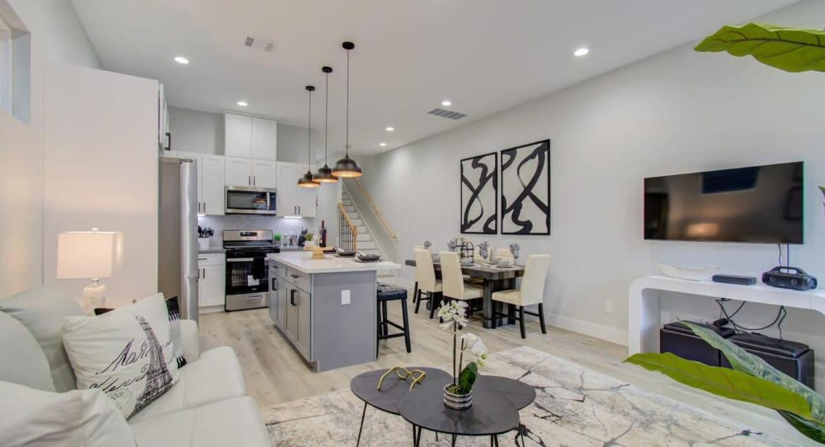 Heart Of - Modern 3bd Open-concept *