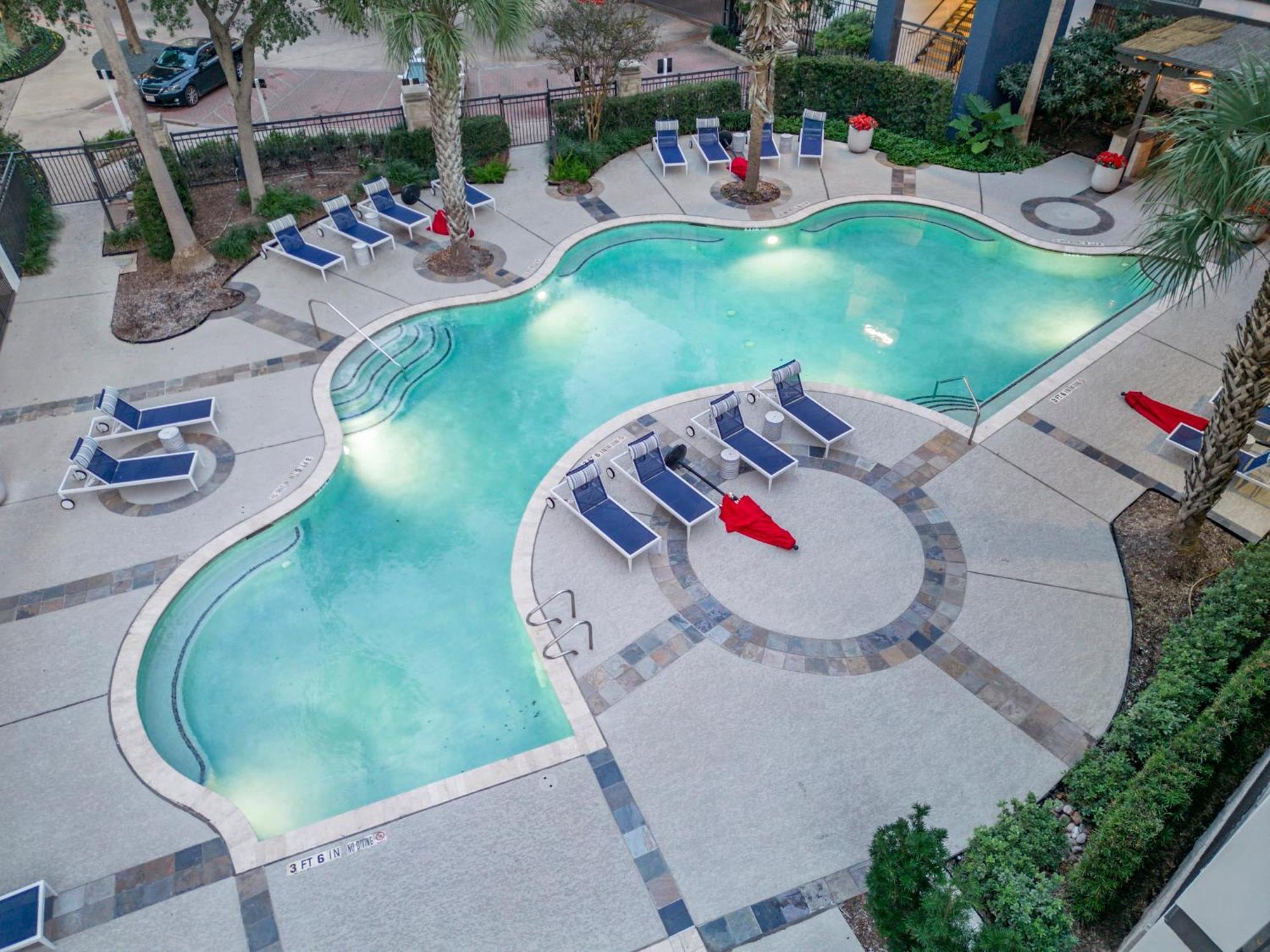 3bd Luxury Convenience W Pool Gym Apartment