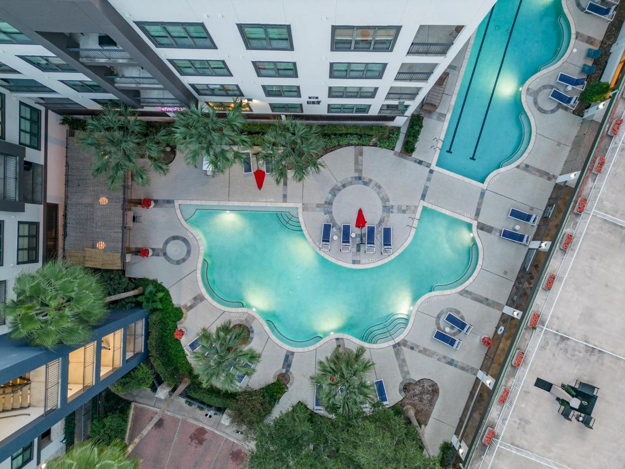 3bd Luxury Convenience W Pool Gym Apartment