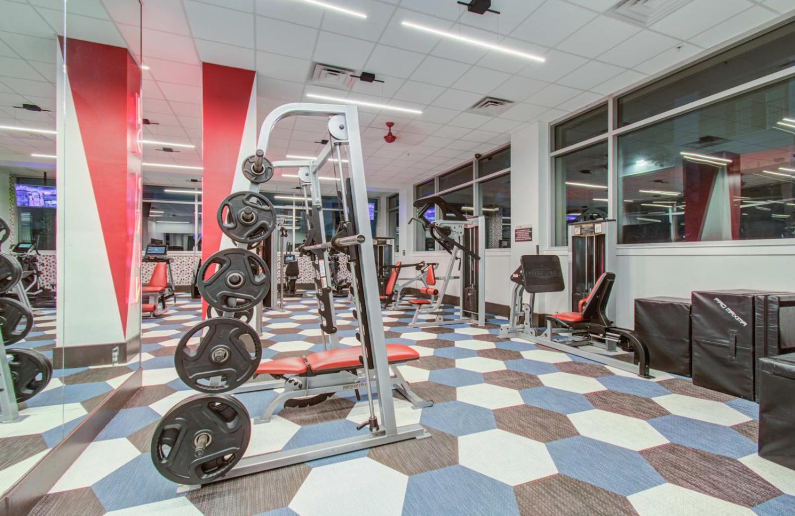 3bd Luxury Convenience W Pool Gym Apartment *