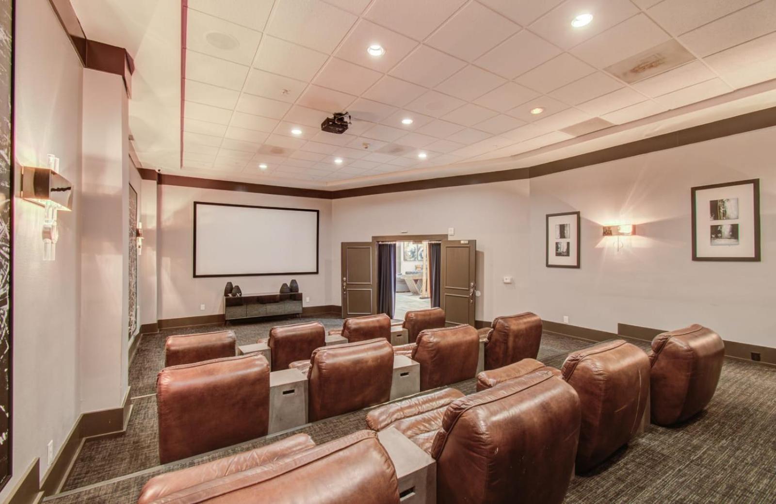 3bd Luxury Convenience W Pool Gym * Houston