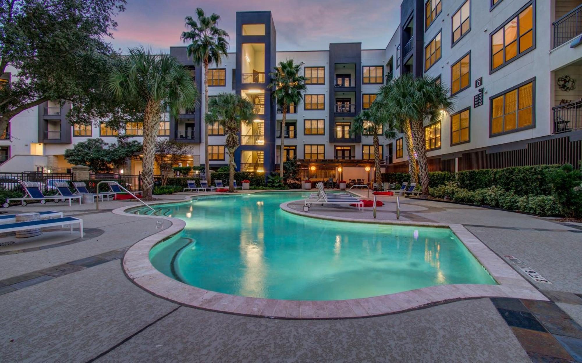 3bd Luxury Convenience W Pool Gym * Houston
