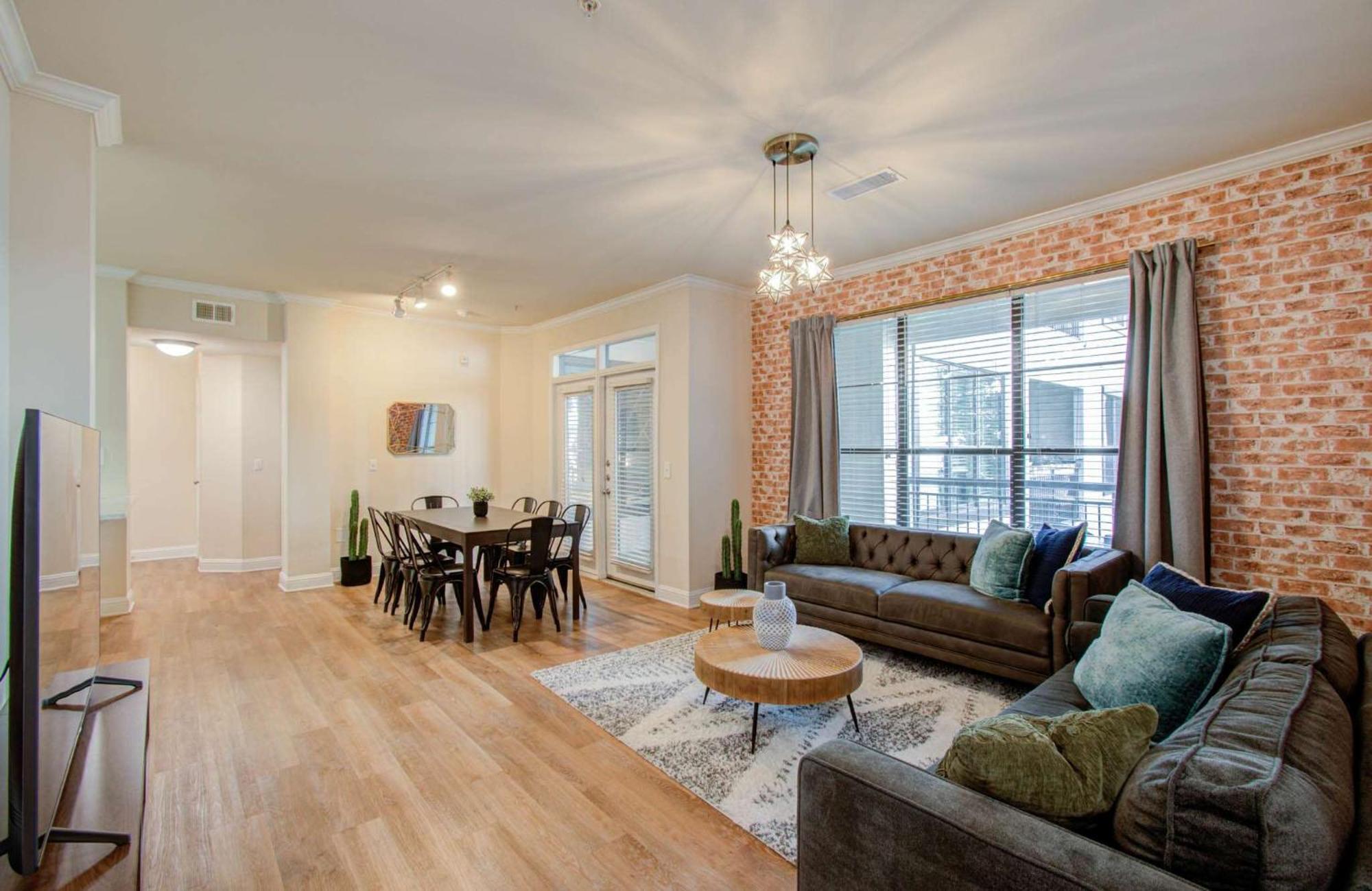 3bd Luxury Convenience W Pool Gym Apartment