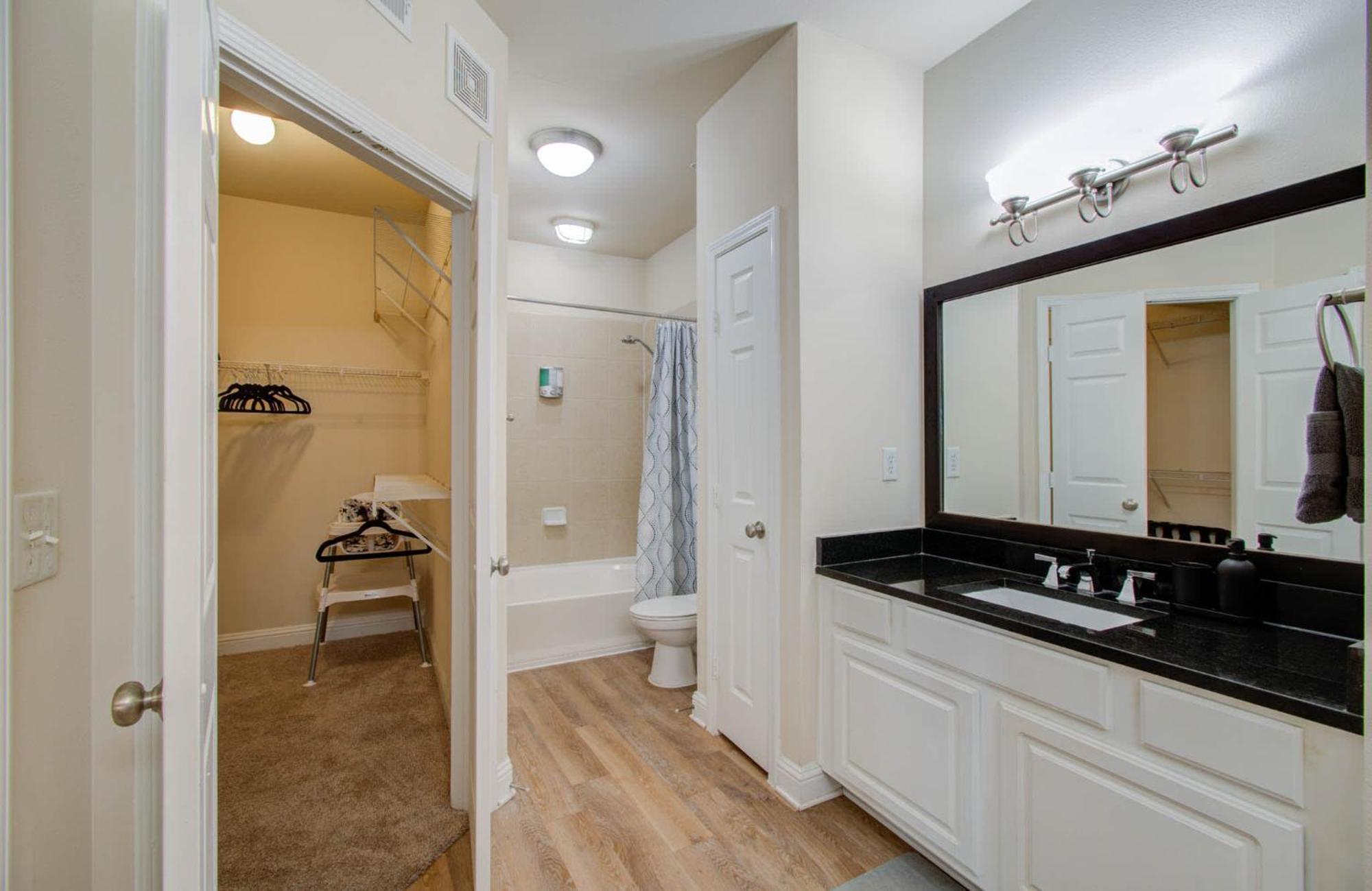 3bd Luxury Convenience W Pool Gym Apartment *