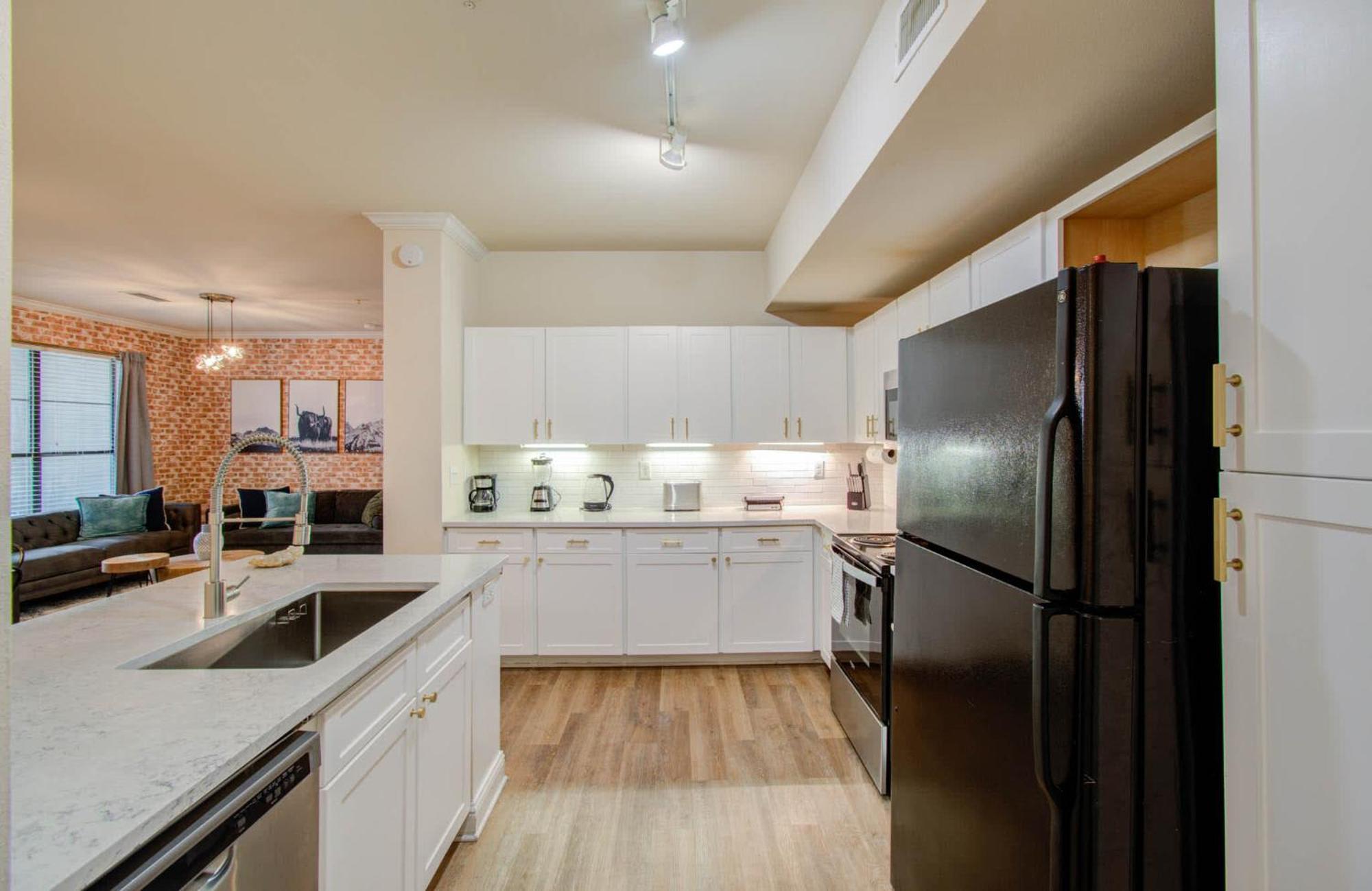 3bd Luxury Convenience W Pool Gym Apartment