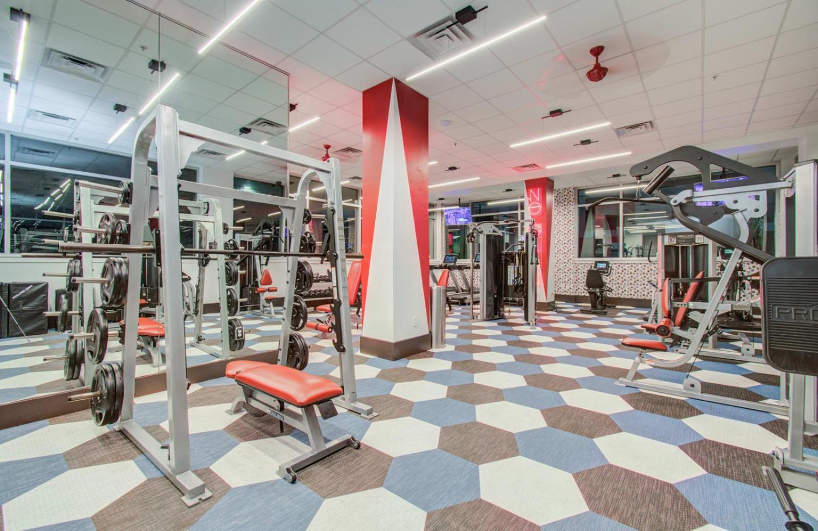 3bd Luxury Convenience W Pool Gym Apartment