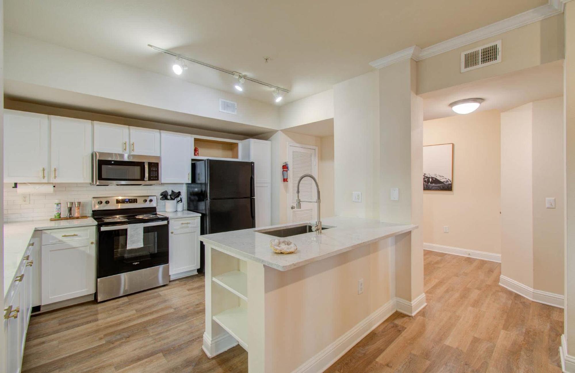 3bd Luxury Convenience W Pool Gym *