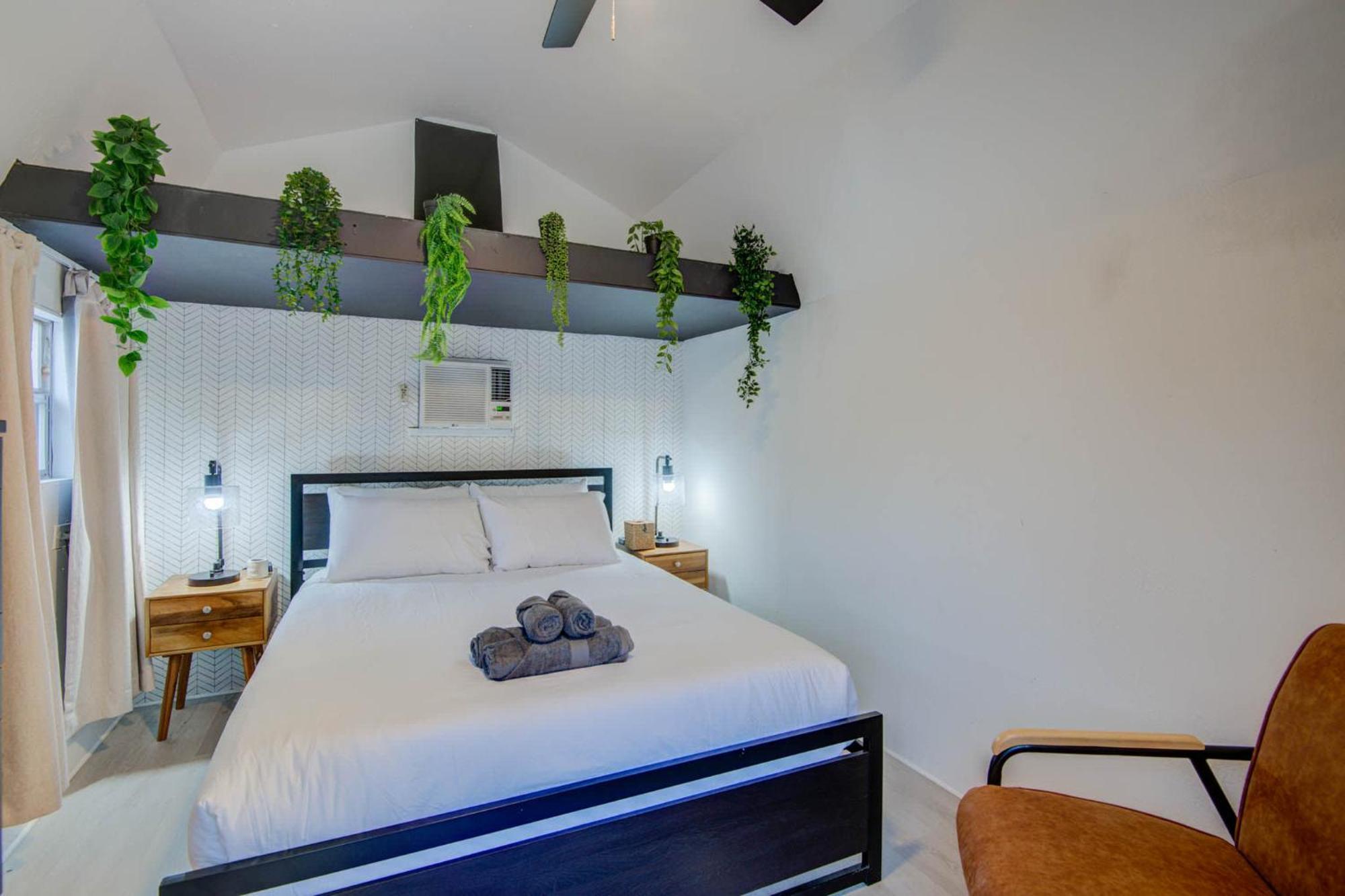 Spring Branch Getaway Feat 5bd Pool Hot Tub Holiday home Houston