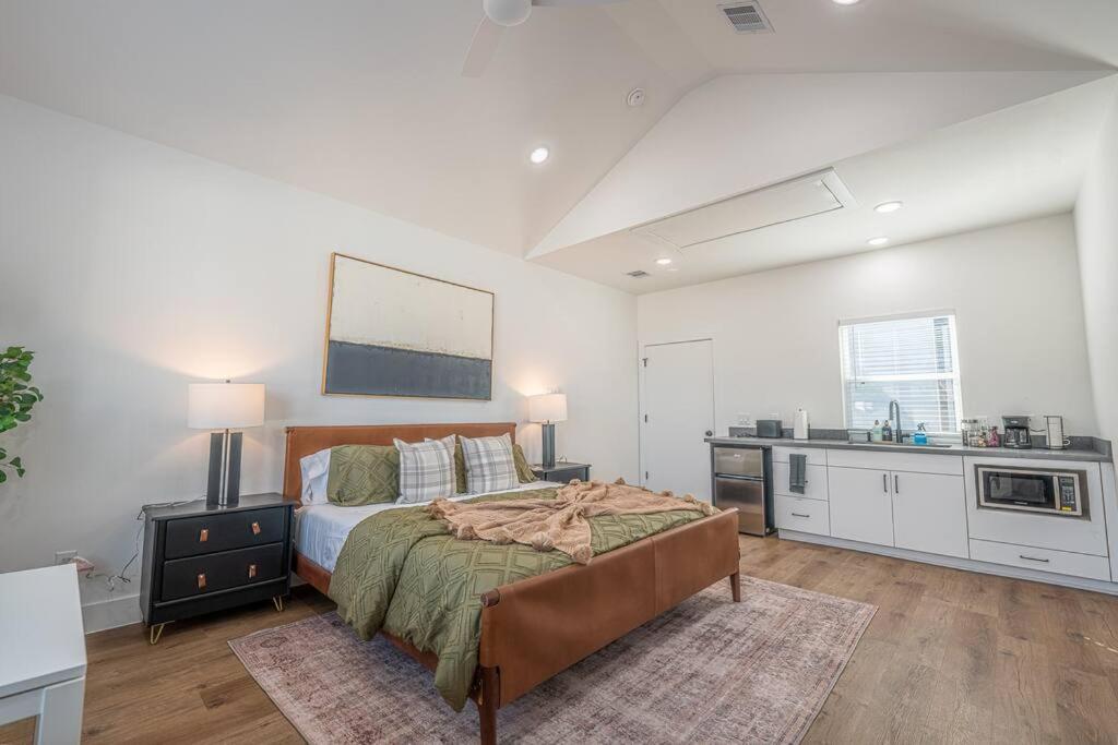 Boho-mod At East Downtown Apartment *