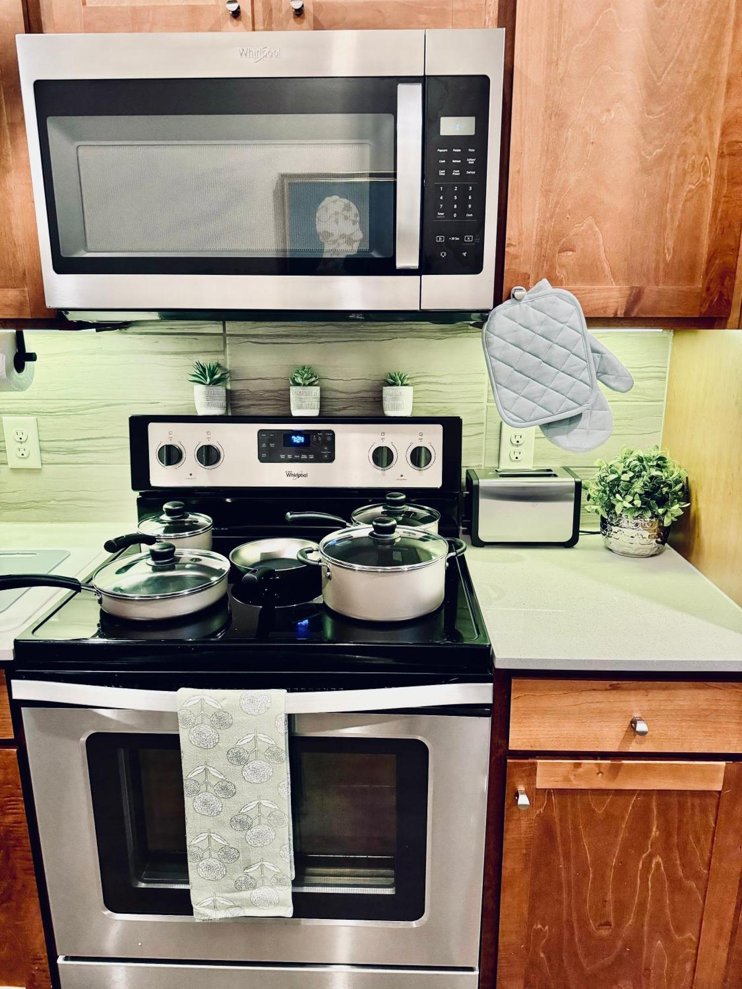 Close To Everything In Downtown King Bed Free Onsite Parking And Wifi Apartment *