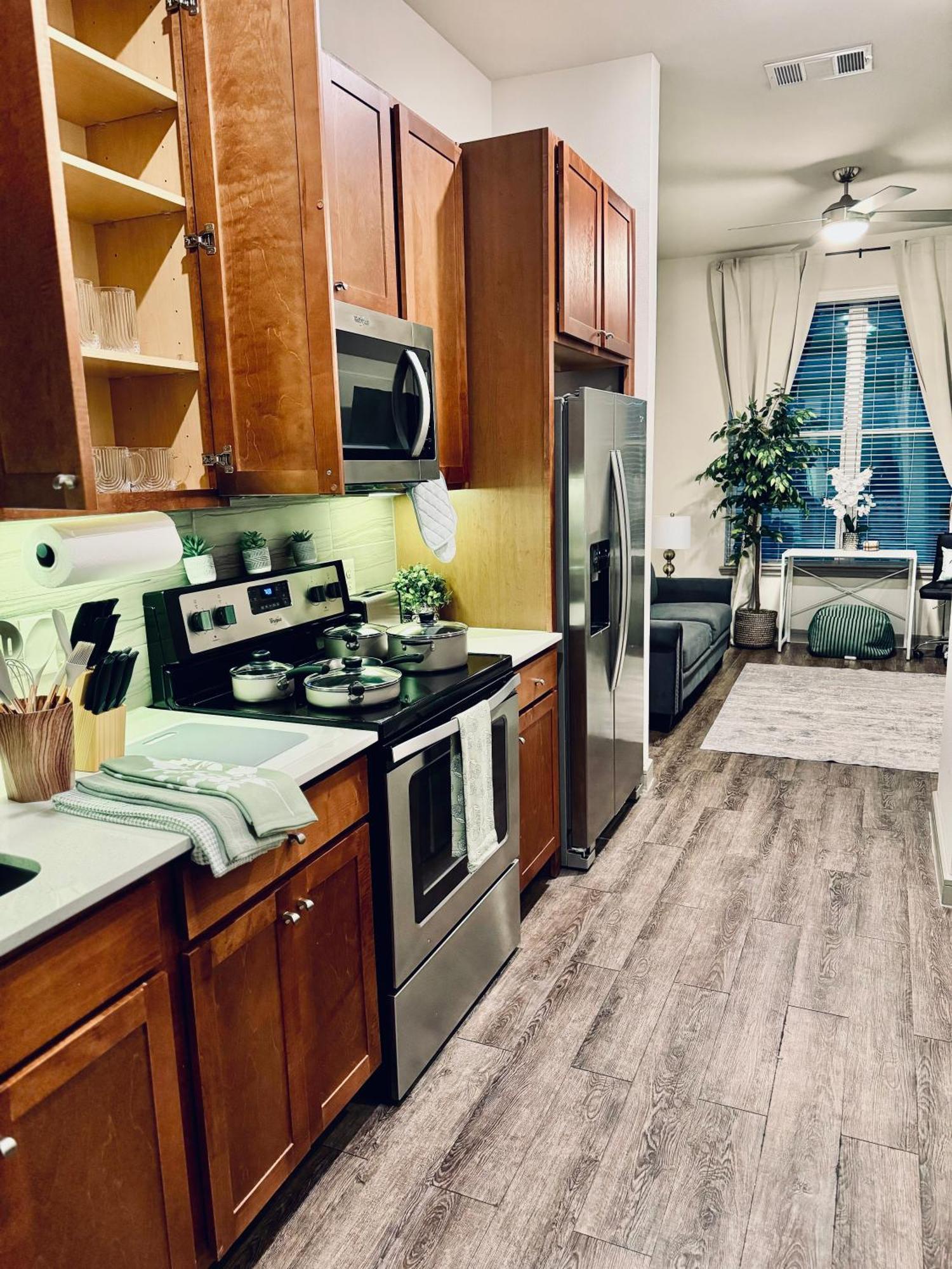 Apartment Close To Everything In Downtown King Bed Free Onsite Parking And Wifi *