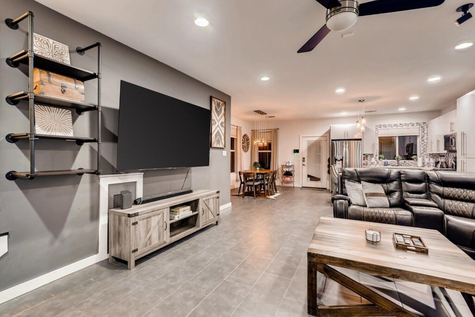 Private Downtown Oasis Hot Tub & Fire Pit Holiday home