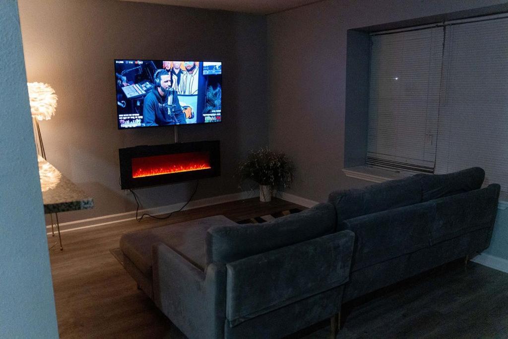 Apartment Echelon Oasis On Fleming Drive Modern Comfort & Smart Living *
