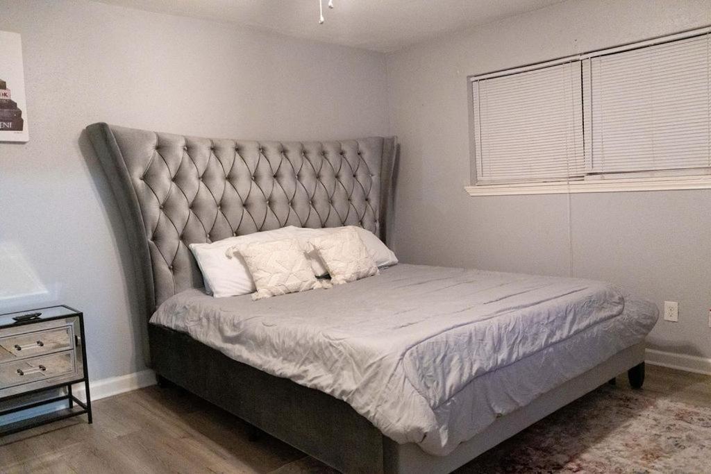 Apartment Echelon Oasis On Fleming Drive Modern Comfort & Smart Living *