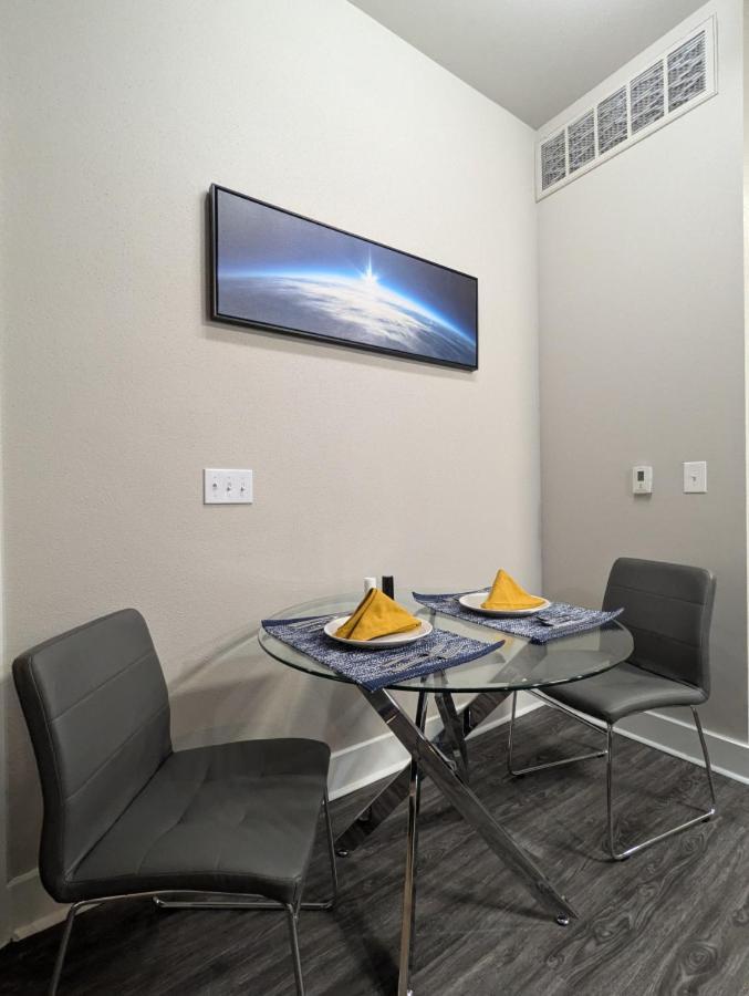 The Apollo - Lux 1-bed Near Space Center Houston