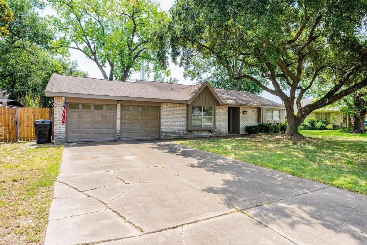 Holiday home 2710 Cozy Near Ikea Downtown Zoo 12 People Houston
