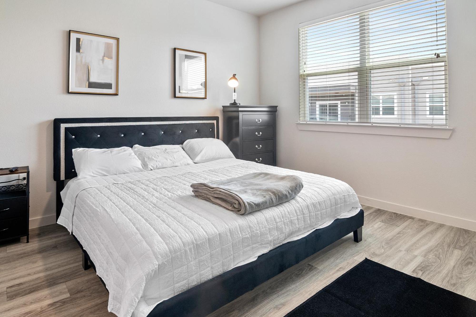 New Luxurious, Spacious 2bd Gated * Houston