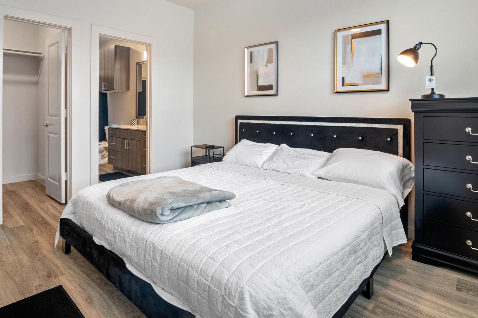 New Luxurious, Spacious 2bd Gated Apartment