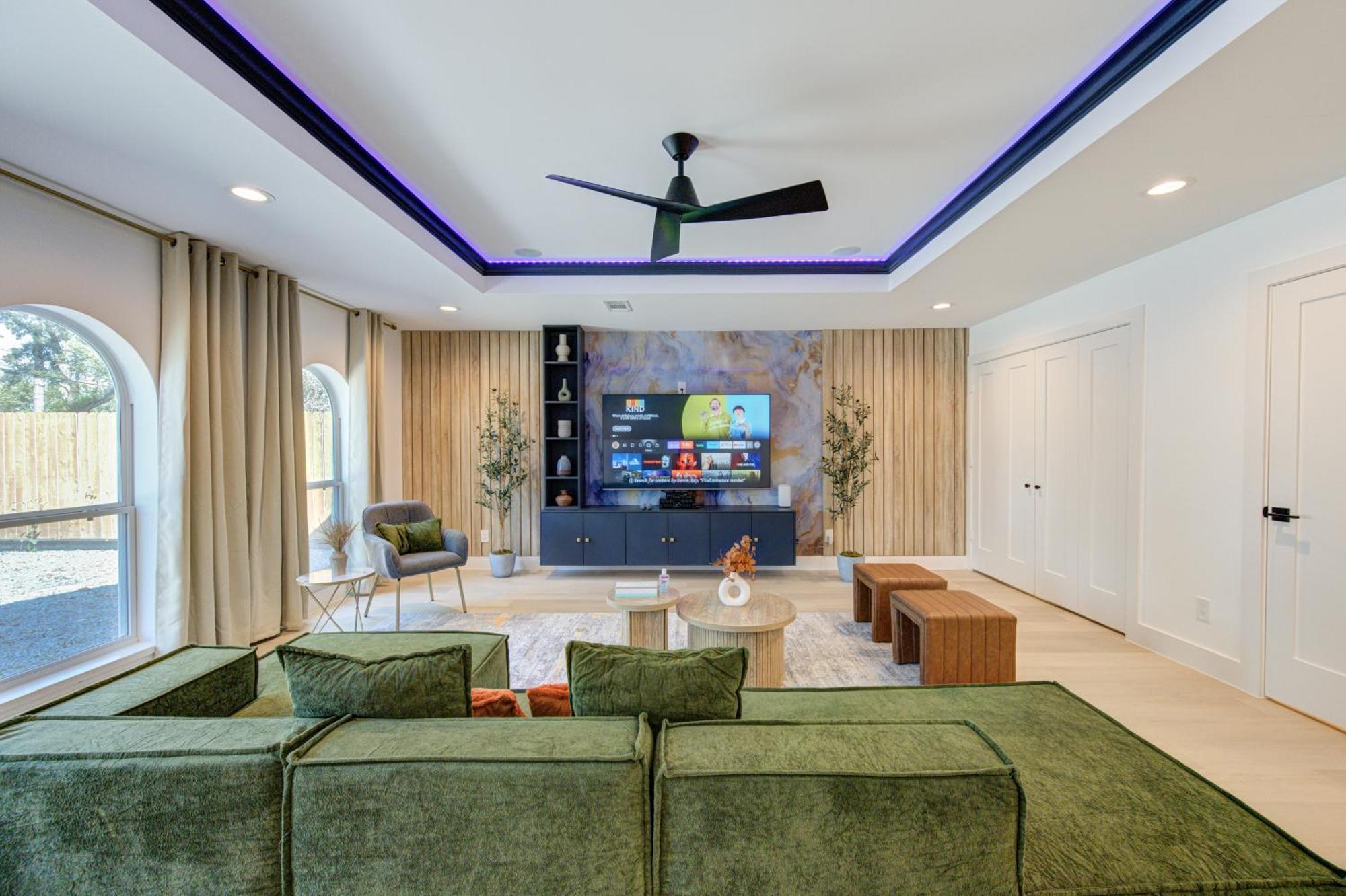 Pickleball Paradise Retreat - 4 Bedrooms, 2,5 Baths - Downtown, Heights - Pickleball And Basketball Court, Pool, Minigolf, Karaoke, Fire Pit, Bbq, Billiards, Ping Pong, Hockey, King Bed