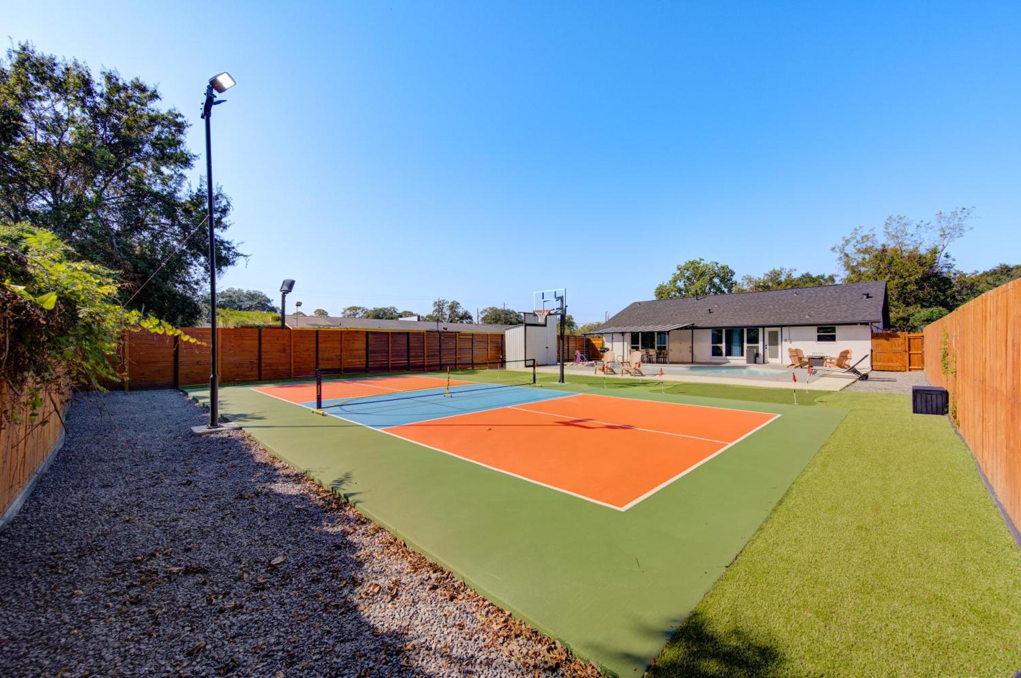 Pickleball Paradise Retreat - 4 Bedrooms, 2,5 Baths - Downtown, Heights - Pickleball And Basketball Court, Pool, Minigolf, Karaoke, Fire Pit, Bbq, Billiards, Ping Pong, Hockey, King Bed * Houston